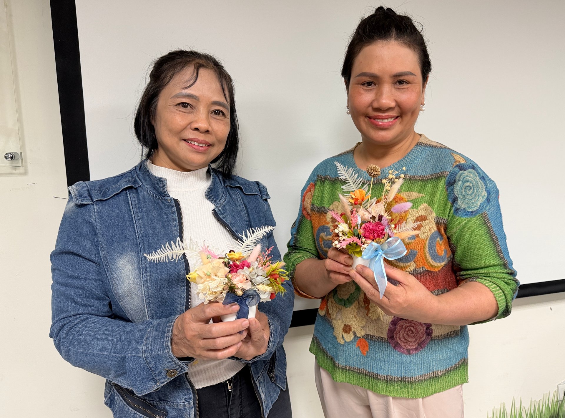 學員展示親手完成的永生花作品,向母親傳達愛意,也給自己溫柔的鼓勵。