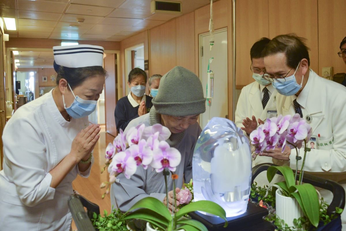 院部主管深入病房進行行動浴佛,釋開雲師父歡喜浴佛。