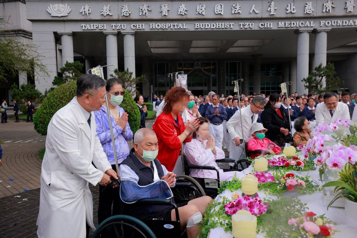 陳寶發師兄因故住院,與林淑玉師姊歡喜參加浴佛典禮。