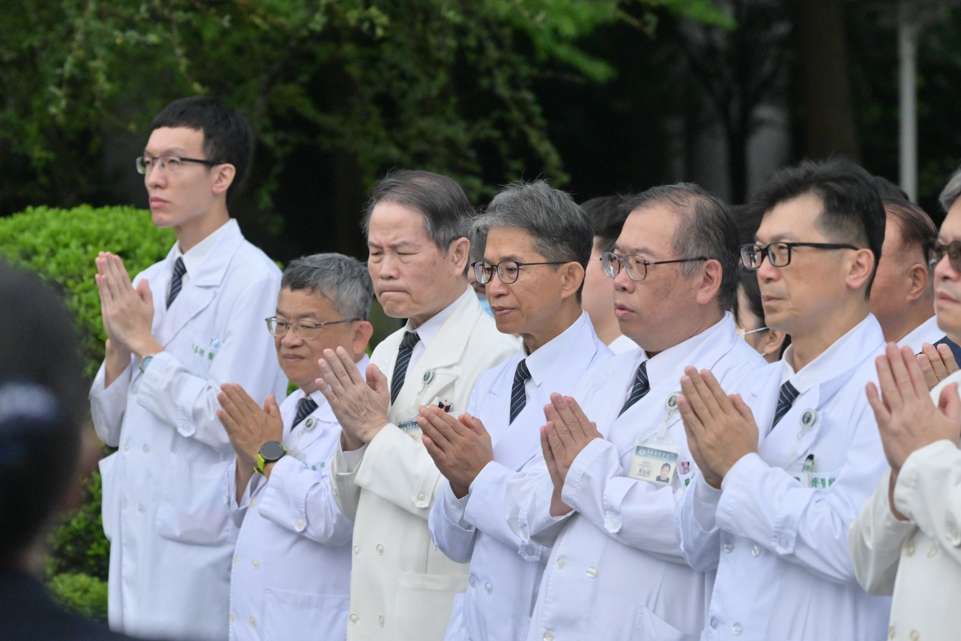 醫護同仁虔誠參與浴佛典禮,在繁忙工作中沉澱心念、感受法喜。右圖左四為黃宗正主任