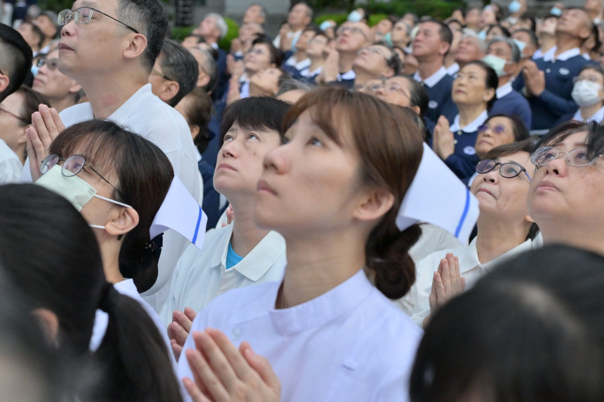 醫護同仁虔誠參與浴佛典禮,在繁忙工作中沉澱心念、感受法喜。圖為許斐粧副護理長