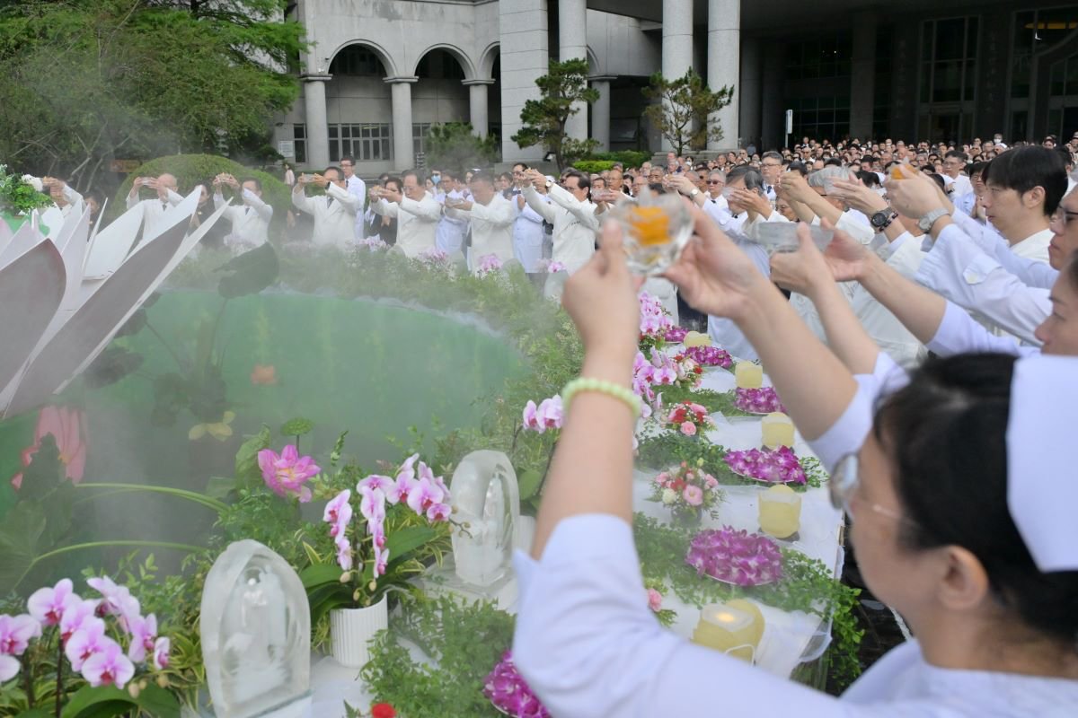 與會大眾禮佛足、接花香,在佛號聲中洗滌心垢。
