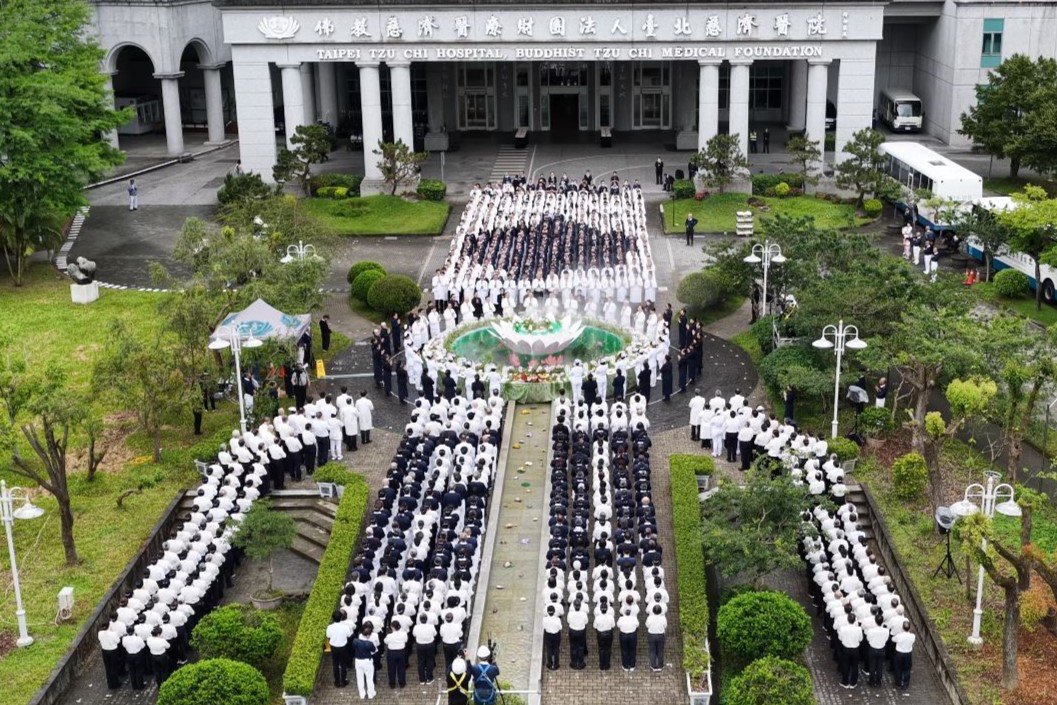 5月10日,台北慈濟醫院舉行浴佛典禮,院部主管、醫護同仁、志工與來院大德齊聚院前廣場,共同禮佛祈福。