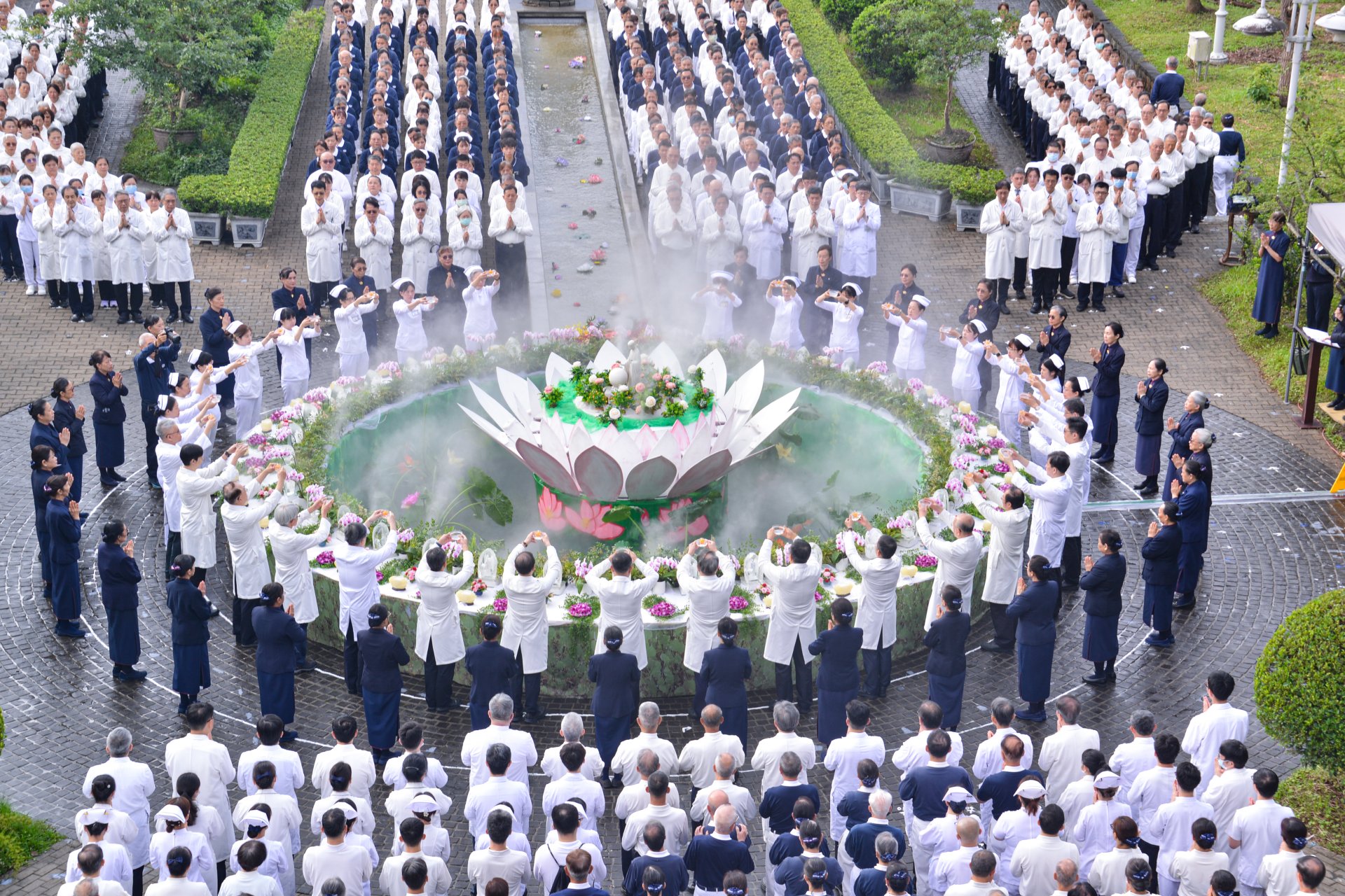 5月10日,台北慈濟醫院舉行浴佛典禮,院部主管、醫護同仁、志工與來院大德齊聚院前廣場,共同禮佛祈福。