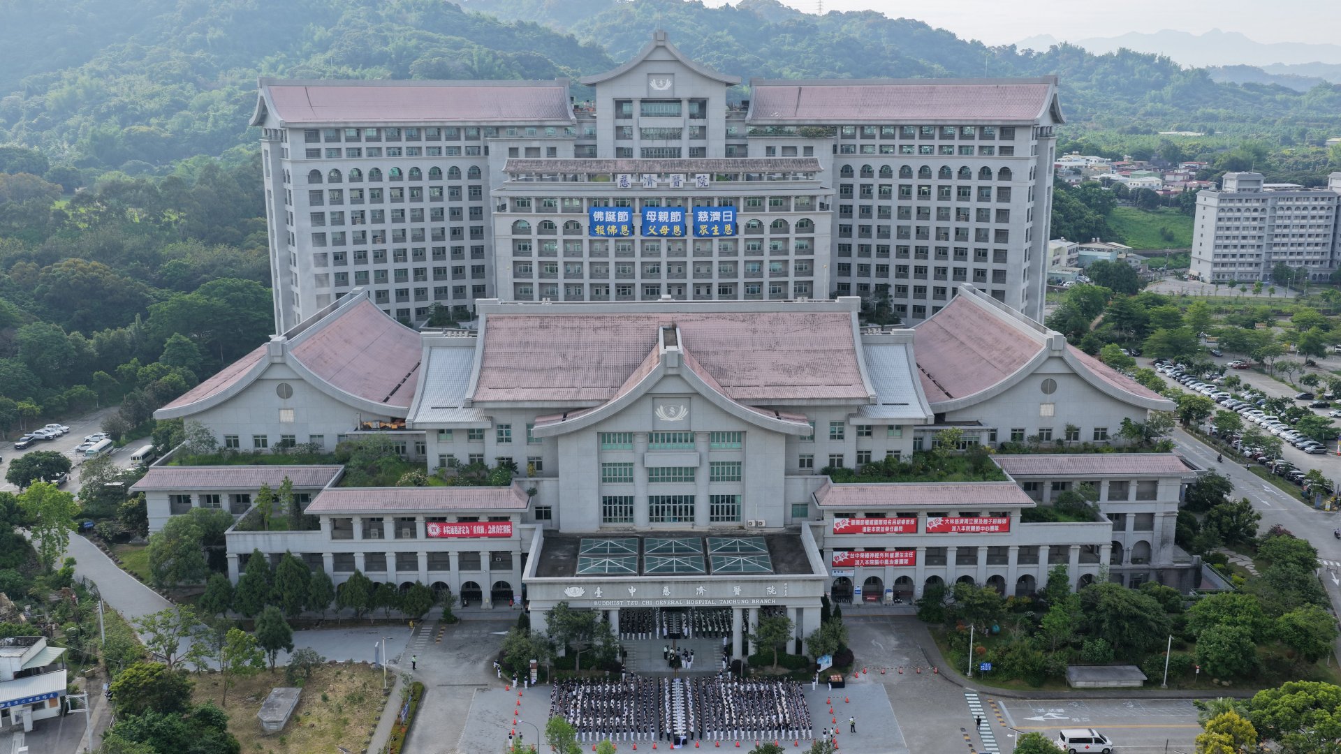 台中慈濟醫院舉辦浴佛典禮，醫護同仁、慈濟志工、住院病人及社區大德逾一千五百人齊聚，場面莊嚴殊勝。