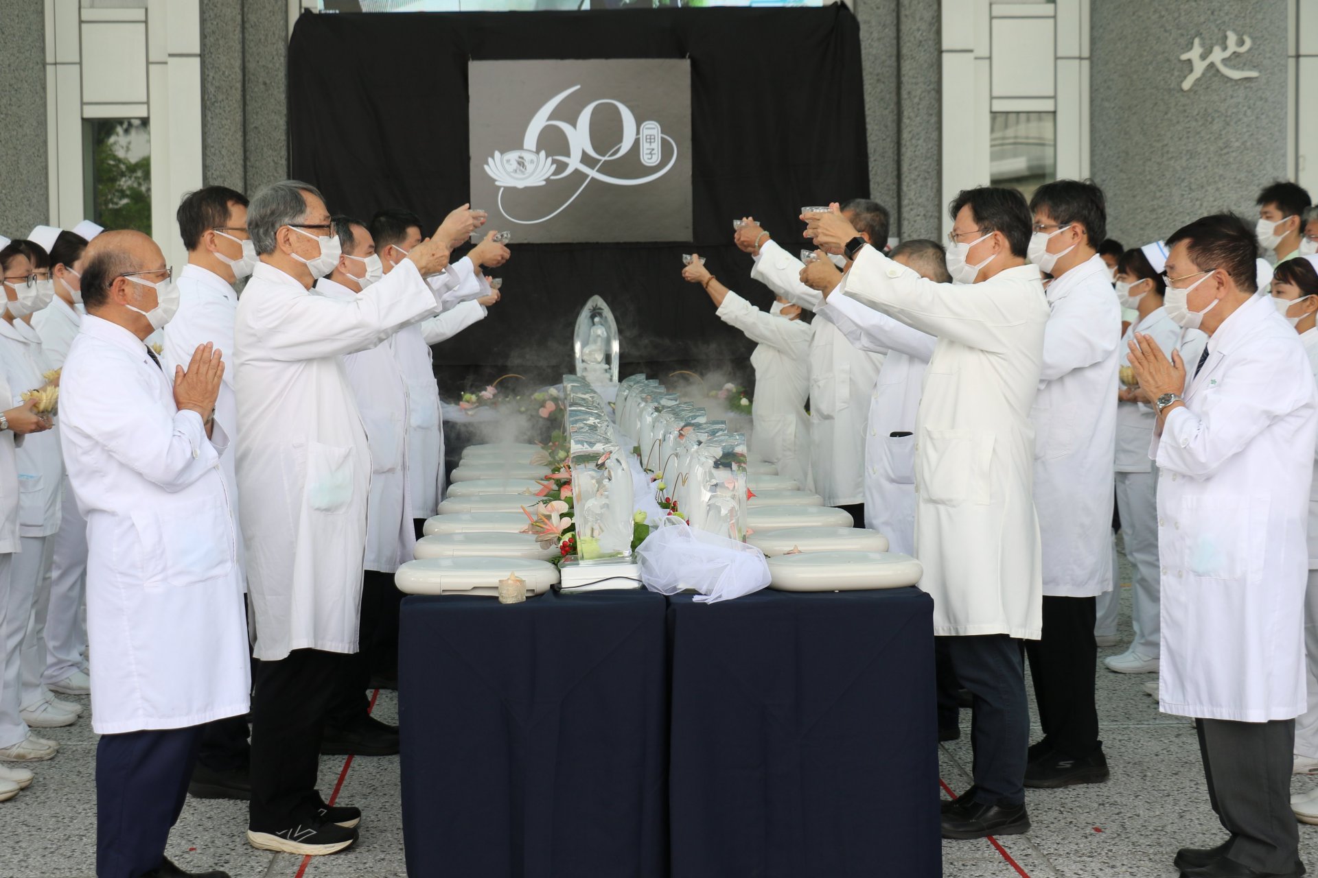 院長室主管帶領醫護同仁獻供，以恭敬虔誠之心為病人及醫療團隊祈福，祈願身心平安。