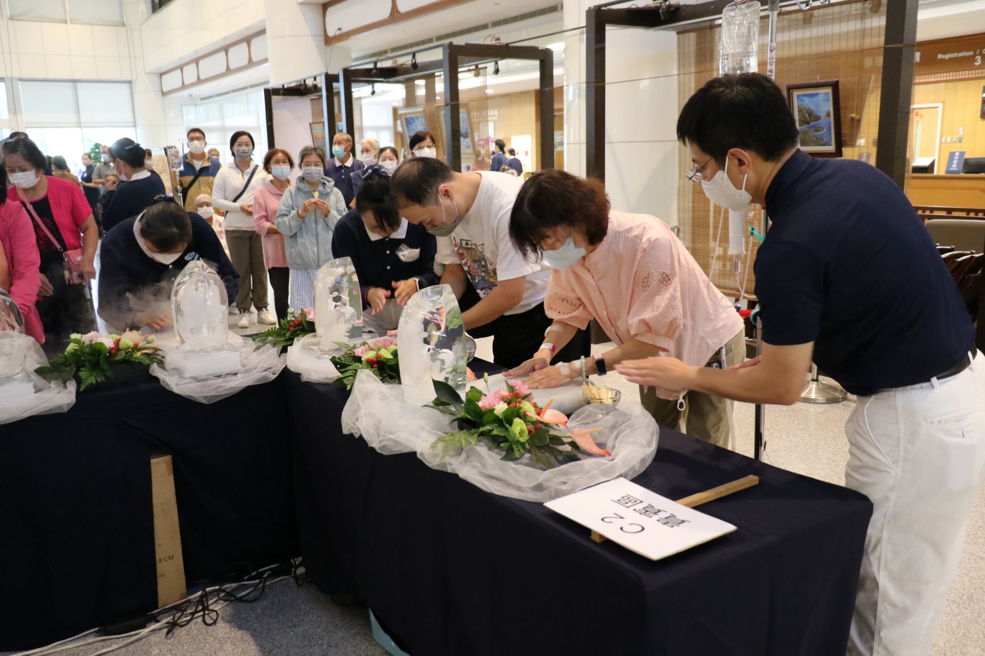 擔任慈濟志工二十年的張女士（右二）剛接受肺部手術，過去總引導他人浴佛，今年以病人身份參與，透過浴佛洗滌找回內心安定。