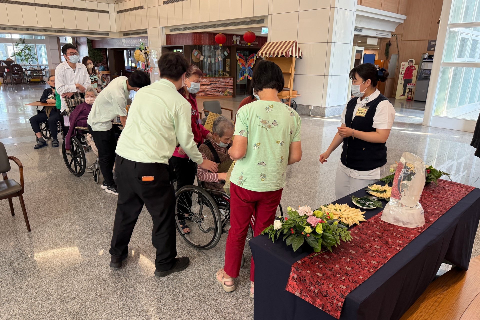 行動浴佛車推抵第二院區，護理之家住民虔誠浴佛，零距離感受法喜。