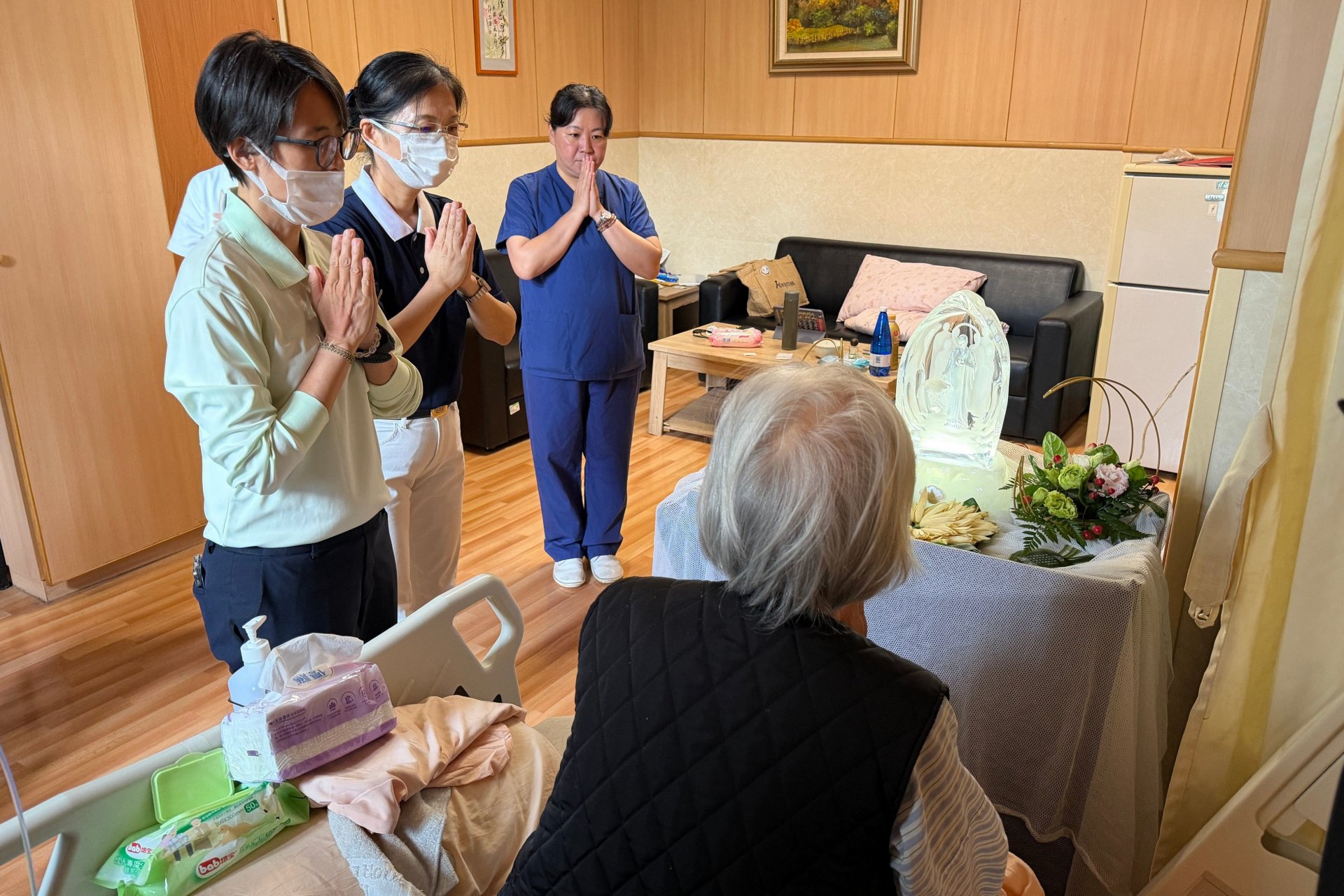 住進心蓮病房的賴林嬌師姊見到行動浴佛車推至床旁歡喜不已，直言整個病房充滿光明與朝氣，並祝福慈濟六十周年生日快樂。