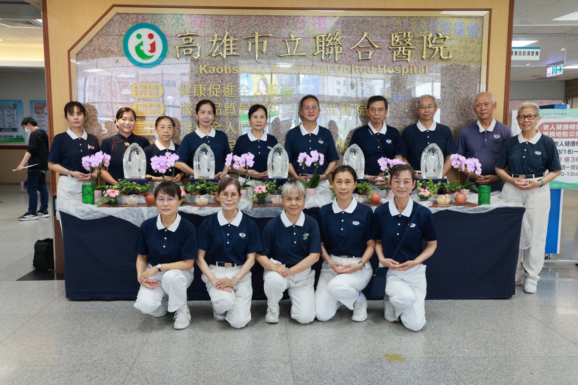 慈濟鼓山社區志工連續第四年走進高雄市立聯合醫院大廳,舉辦「社區浴佛祈福活動」。