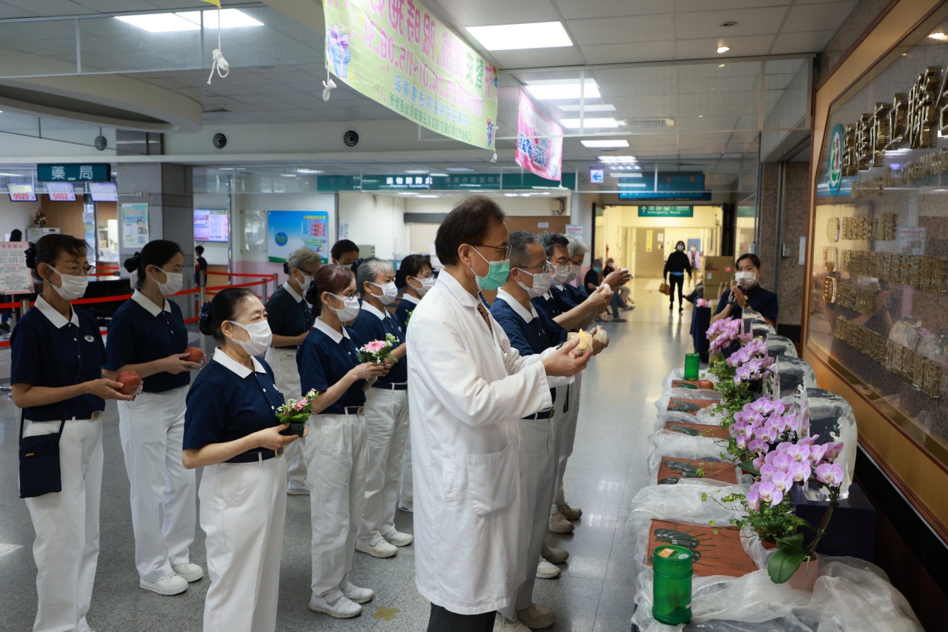 由聯合醫院副院長管毅剛會同慈濟志工進行莊嚴的獻供儀式,正式拉開序幕。