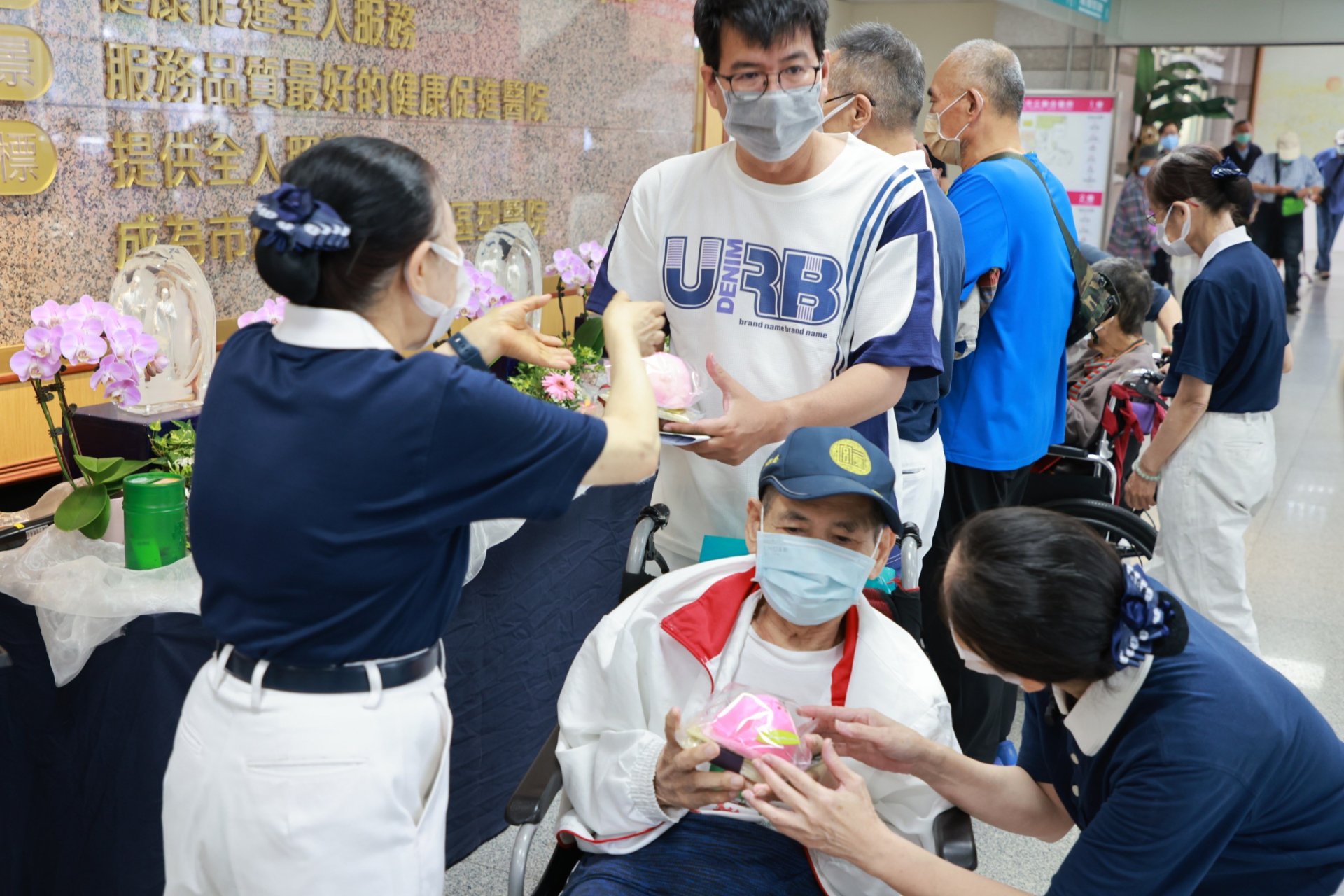 慈濟志工引導,在熙攘的醫院大廳中營造出莊嚴且祥和的清淨空間,讓大眾在病苦與忙碌的縫隙中,尋得心靈的安定力量。