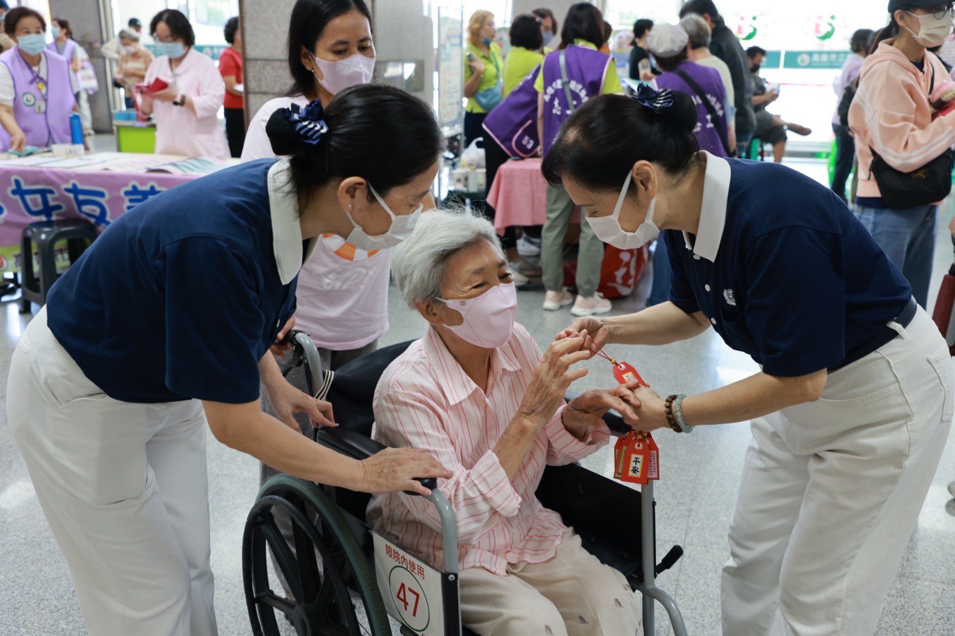 慈濟志工深信「付出不是辛苦,而是幸福」,透過一聲關懷、一個微笑,讓醫、護、病三方在愛的氛圍中獲得支持。