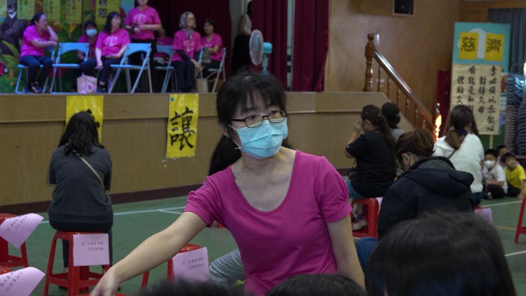 高雄巿彌陀國民小學輔導主任劉亞鑫感性地說:「最令我動容的,是看見孩子們端著茶杯、手執鮮花,慢慢走到父母面前緩緩雙膝跪下那一刻,內心真的非常激動,那是孩子成長最真切、最美麗的展現。」