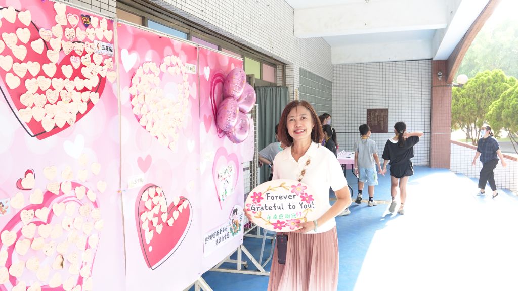 高雄巿彌陀國民小學校長陳淑惠表示,家長與孩子平時往往疏於適當表達愛意,希望透過「孝親奉茶感恩活動」,鼓勵孩子將對媽媽或主要照顧者的關心,化作文字表達出來。