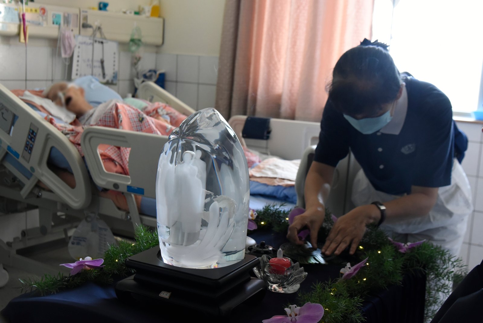 慈濟志工吳映芳師姐的媽媽正好住院，她歡喜參與病房浴佛為媽媽祝福