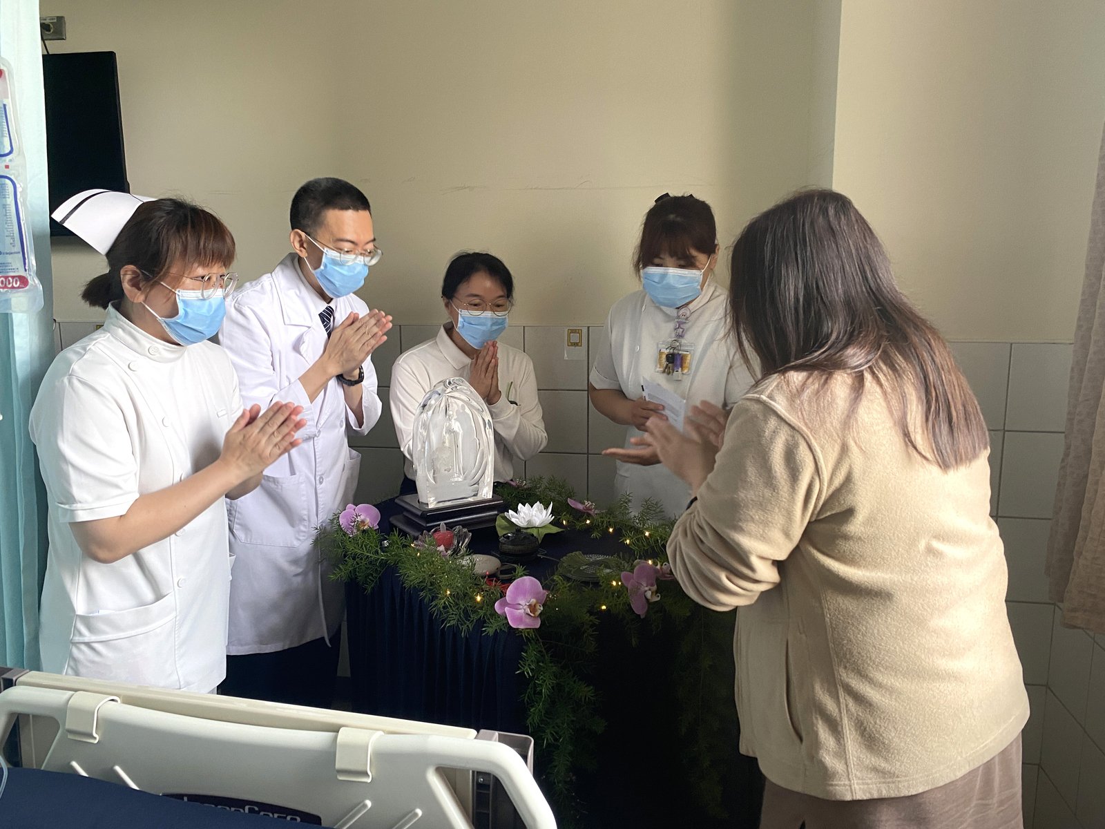家庭醫學科醫師葉昌明與護理同仁至病房邀請民眾浴佛