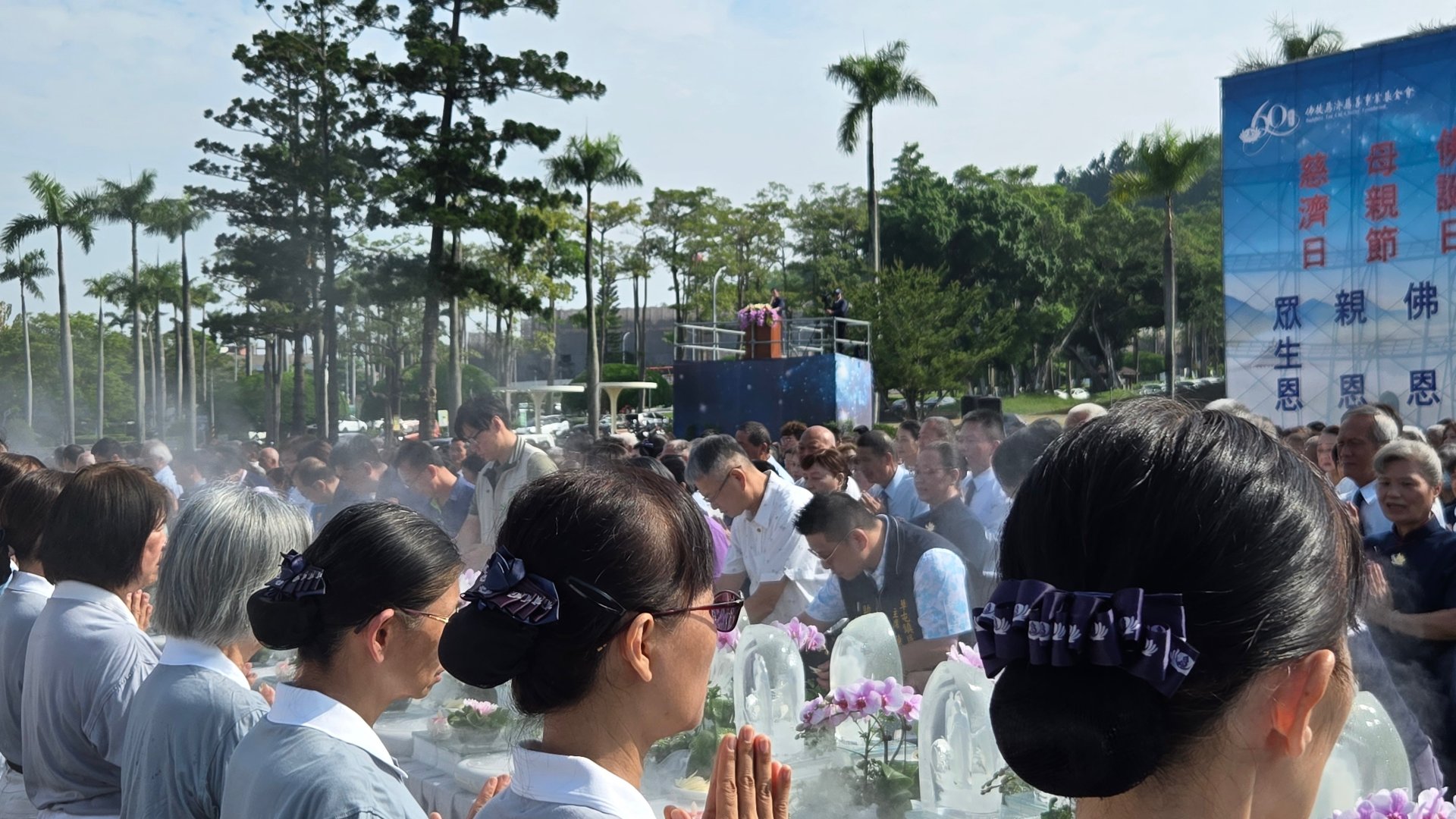 志工與會眾虔誠禮敬諸佛