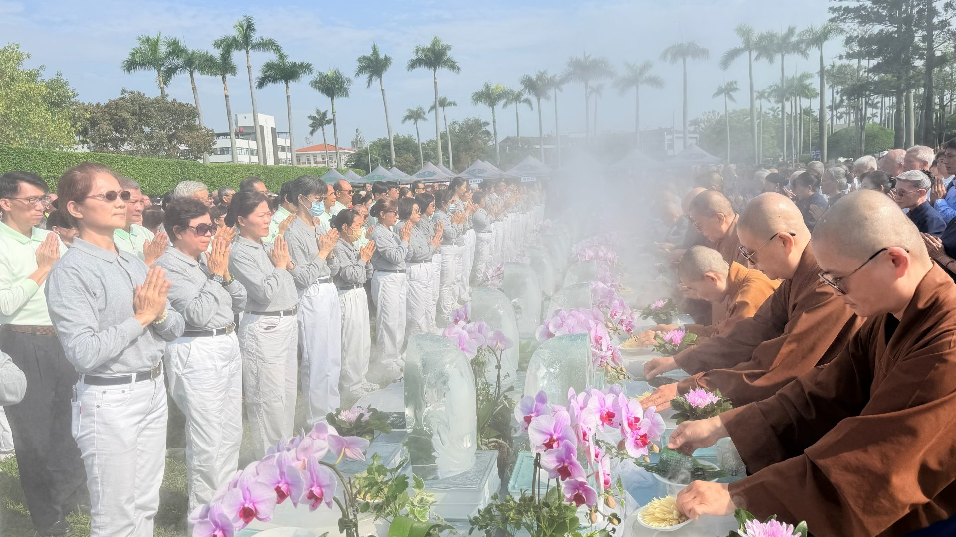 法師虔誠禮佛接花香