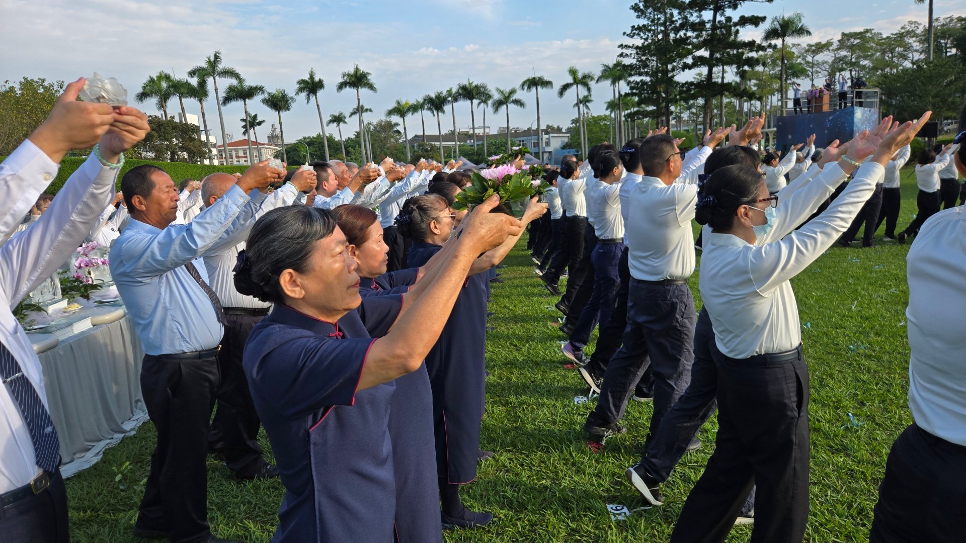 大眾虔誠舉高供花供燈祈求平安吉祥