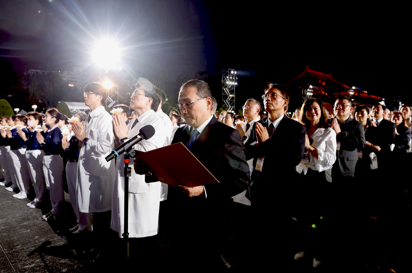 新北市侯友宜市長及基隆市邱佩琳副市長所帶領的市府團隊等貴賓,共同誠心誦唸「祈福文」。