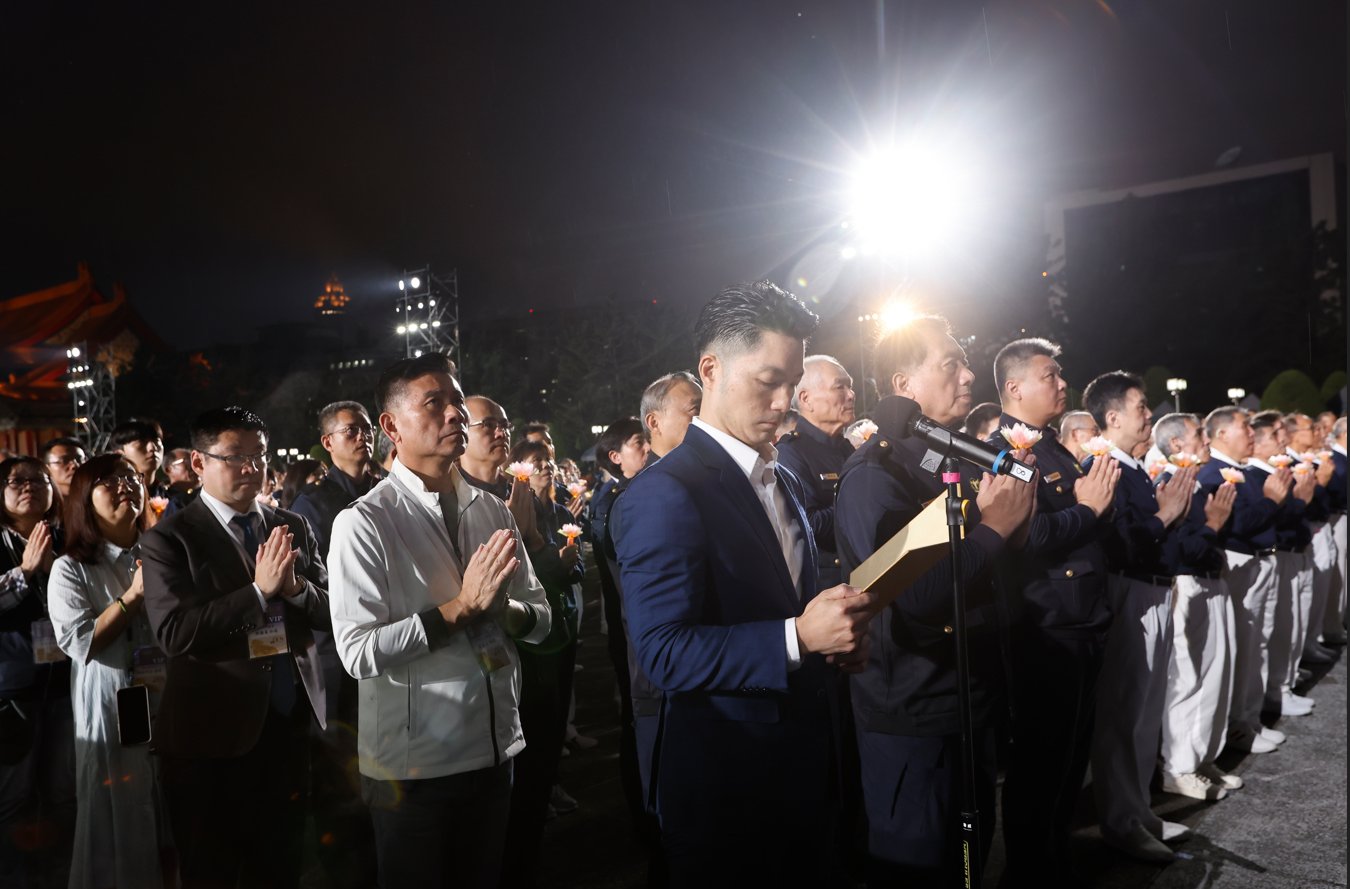 臺北市蔣萬安市長所帶領的市府團隊等貴賓,共同誠心誦唸「祈福文」。