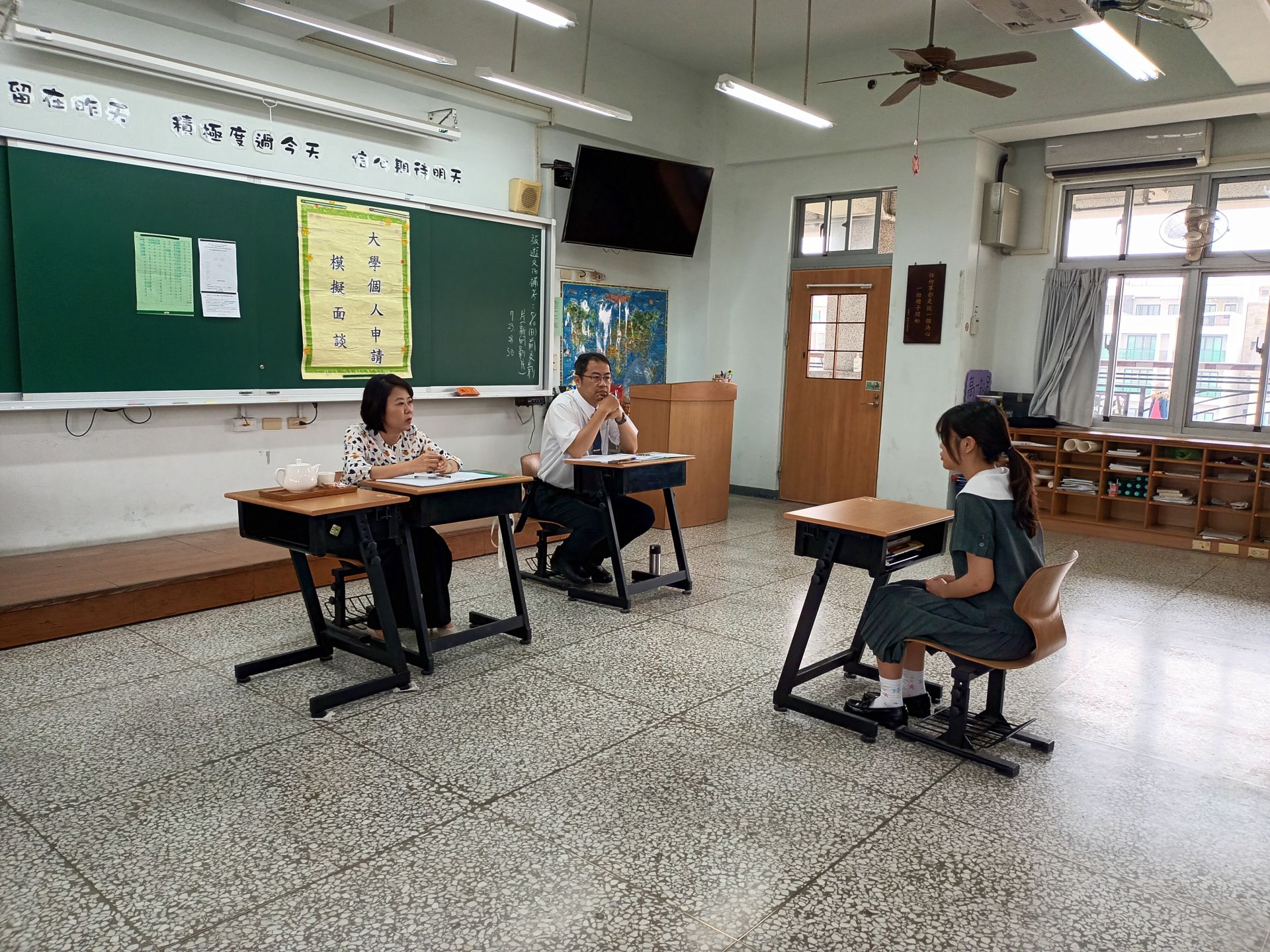 財金系教授為學生進行模擬面試。