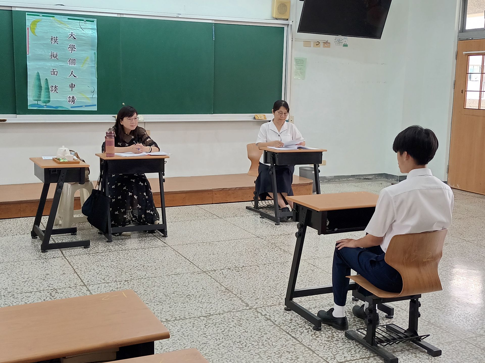 護理系教授為學生進行模擬面試。