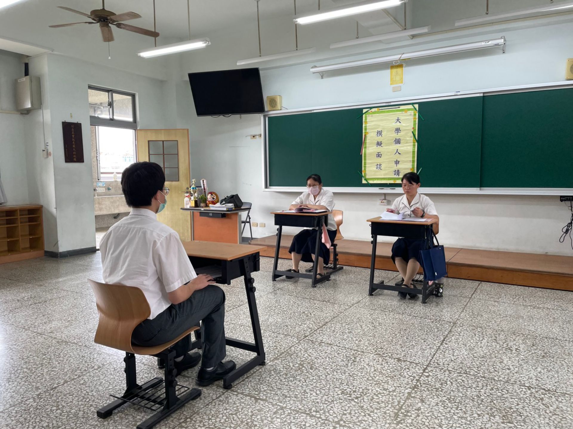 面試委員仔細聆聽學生回答問題。