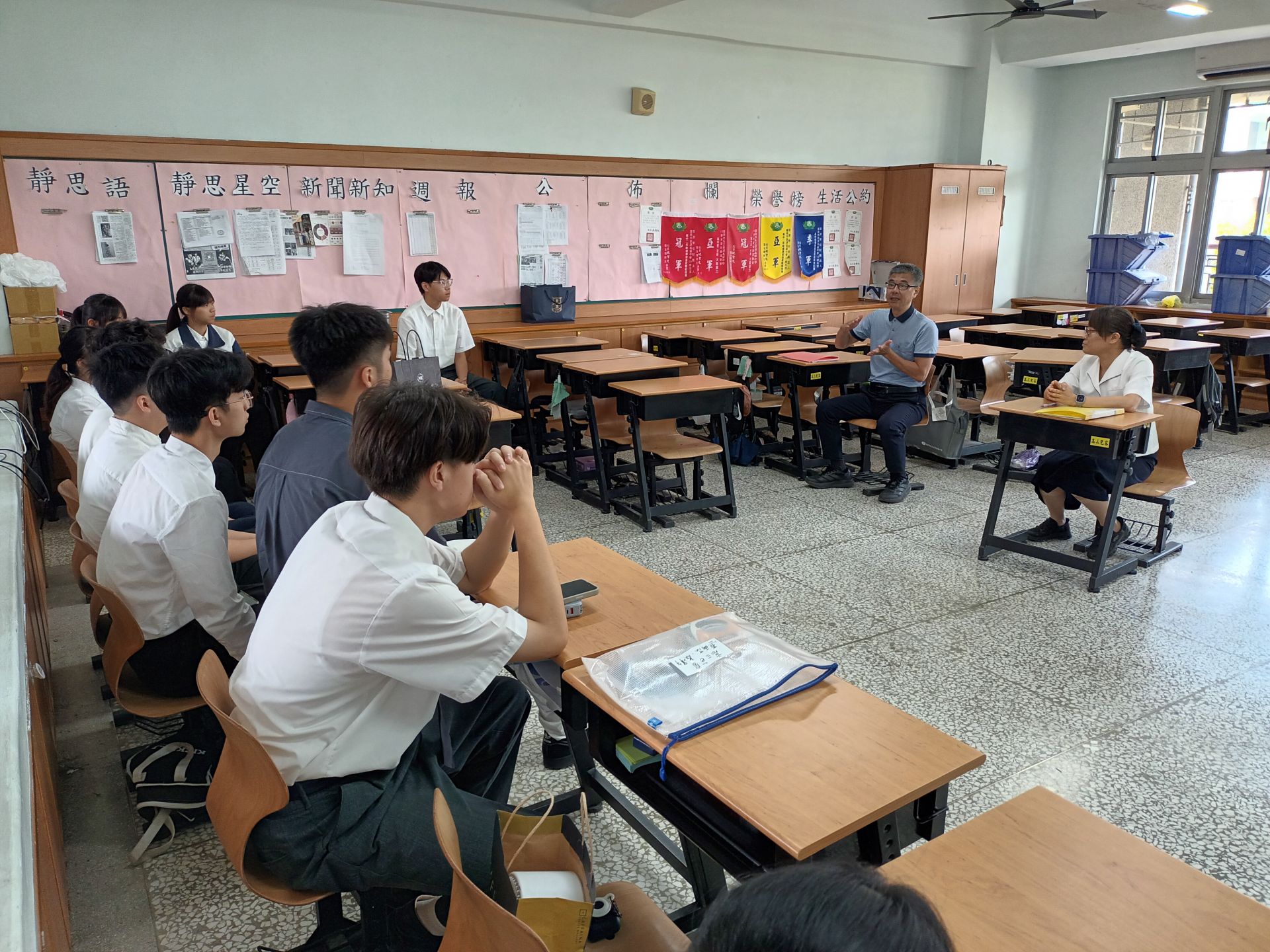教授於模擬面試活動後與全體學生說明應試重點。