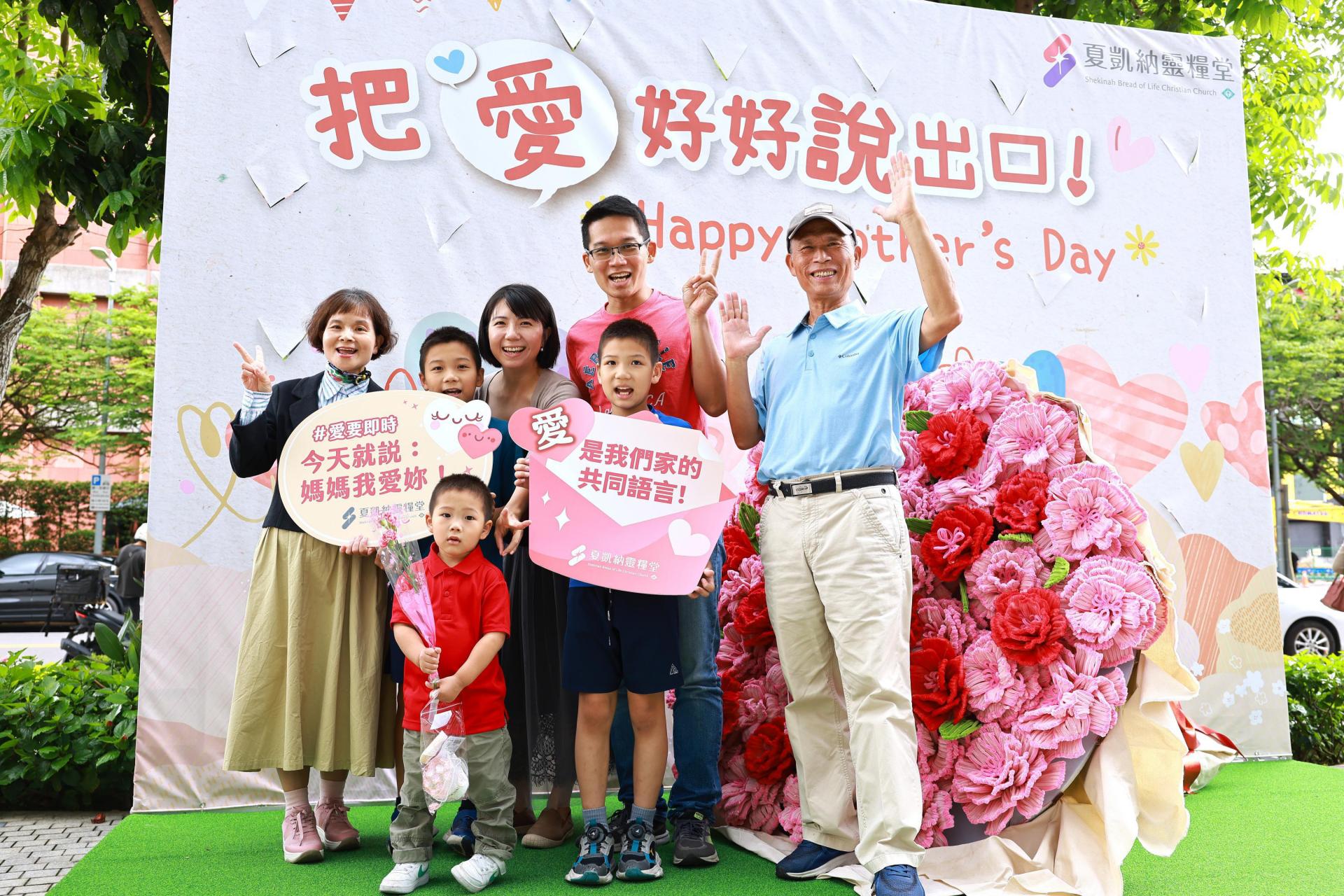 巨型手作康乃馨花束現身大直商圈,成為今年母親節最吸睛的「愛的告白」場景。