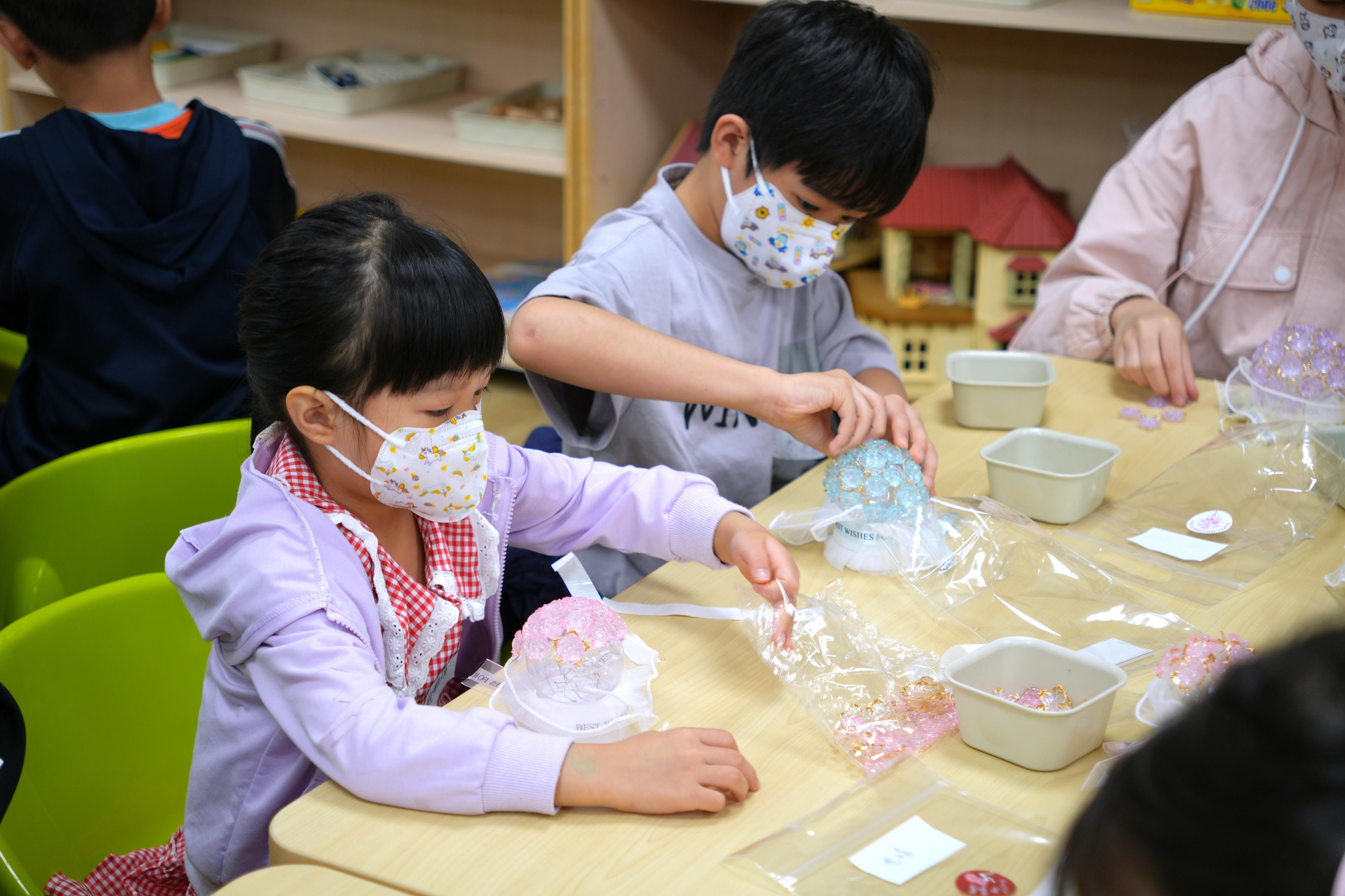 兒童手作DIY母親節禮物「玫瑰花束小夜燈」，將愛轉化為祝福送給媽媽！