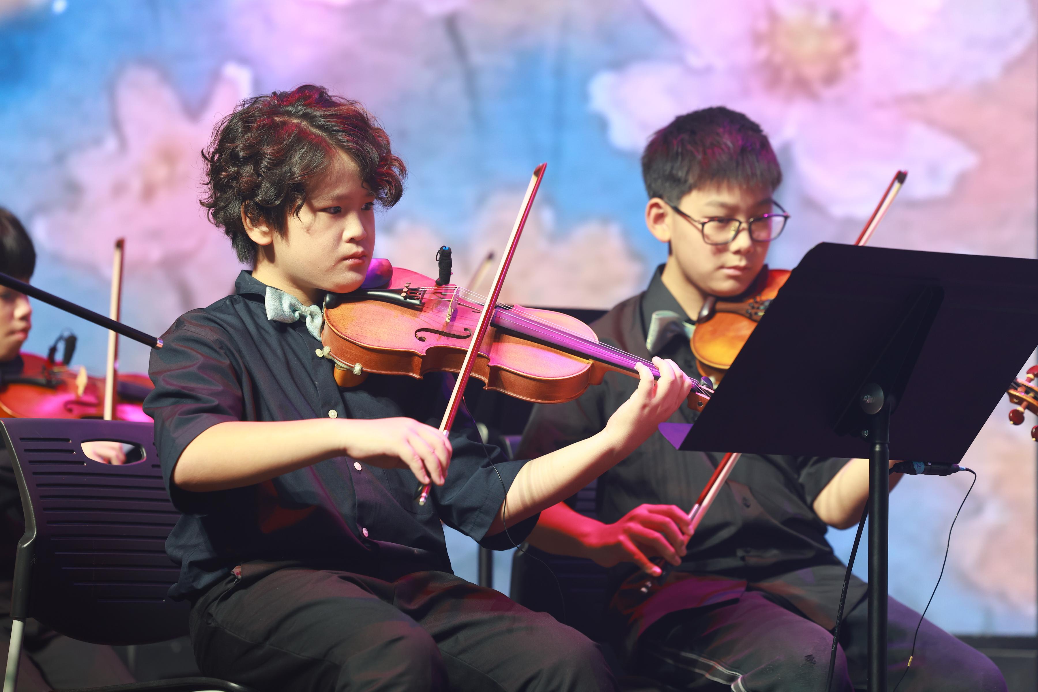 SHEKINAH KIDS兒童牧區帶來合唱與街舞演出，透過歌聲與舞蹈傳遞對母親的愛與感謝。 
