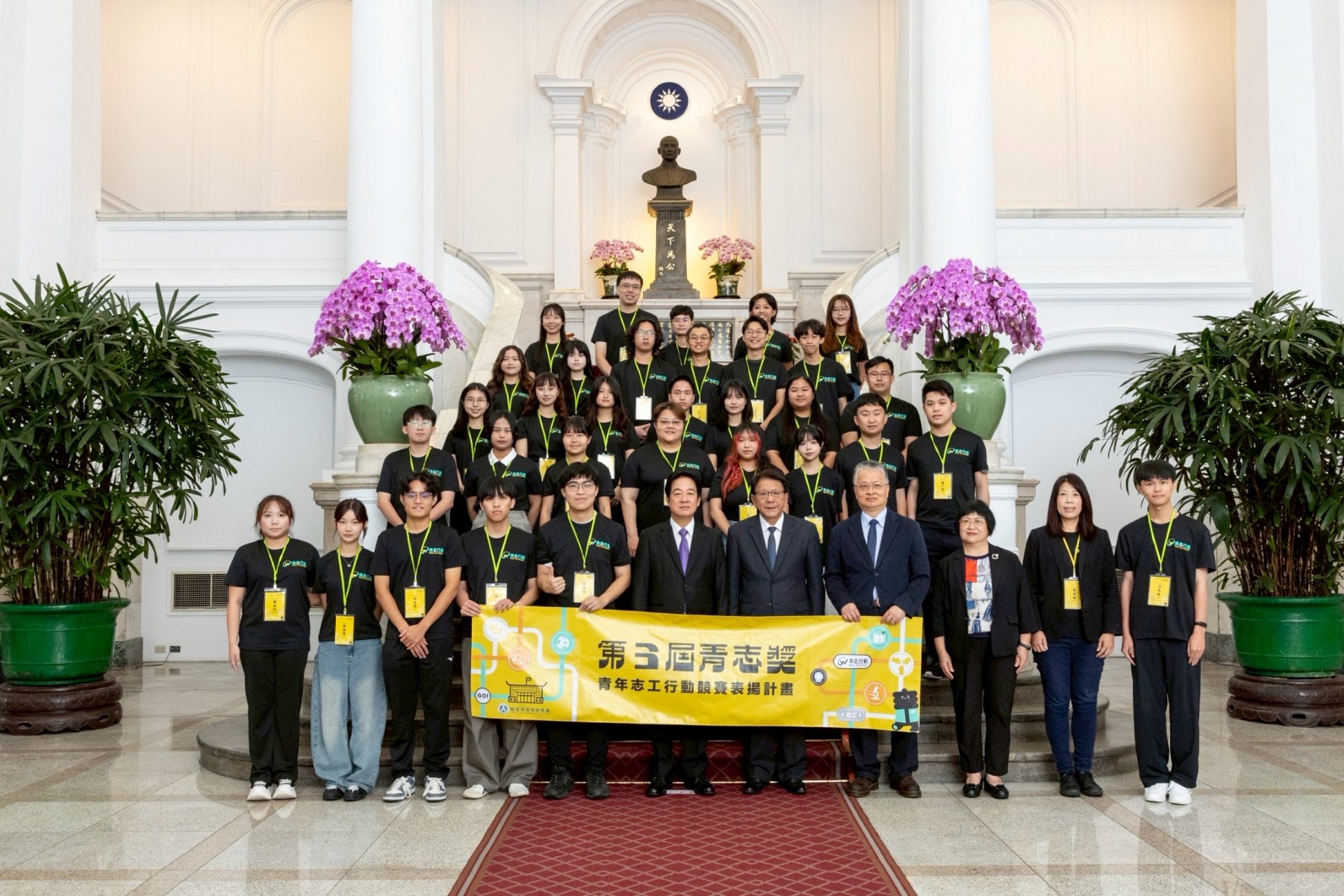 總統與第3屆青志獎大專社青組獲獎團隊合影