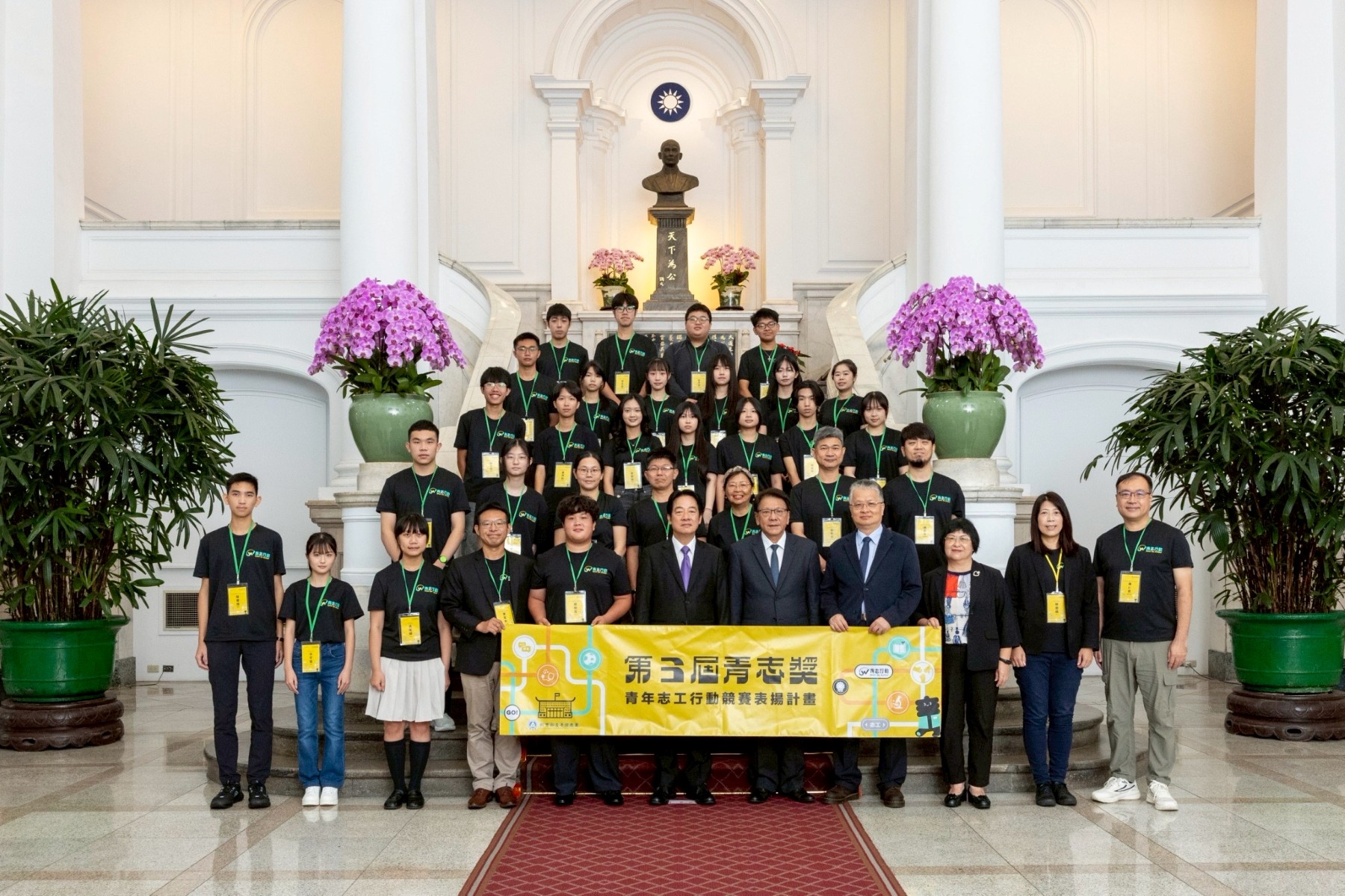 總統與第3屆青志獎高中職組獲獎團隊合影