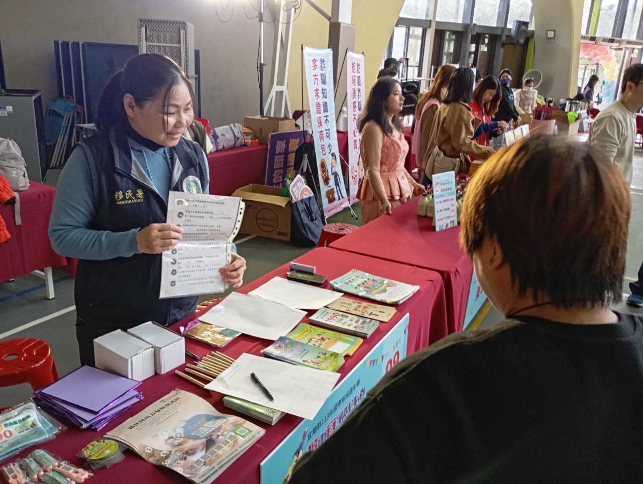 李佐理員於新住民法令宣導活動照片，李佐理員熟稔外國人及大陸地區人民居停留法令實務。