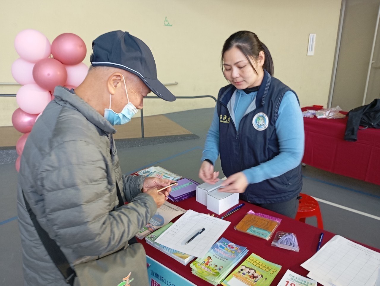 李佐理員於新住民法令宣導活動照片，李佐理員以耐心細緻、主動關懷著稱，多次榮獲服務達人獎章肯定。