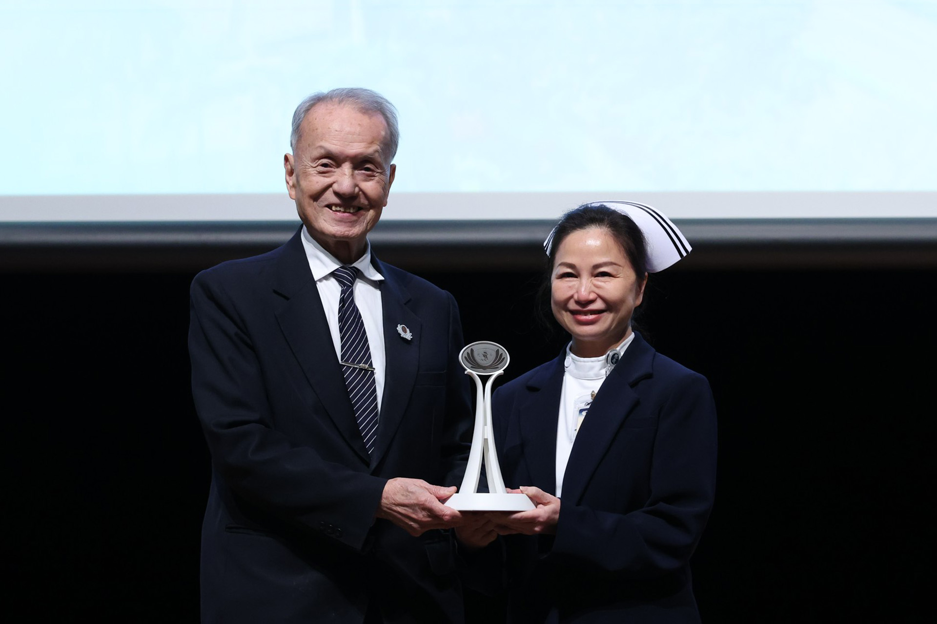 花蓮慈院護理部主任鍾惠君獲頒2026年慈濟醫學年會護理人員類「慈濟醫療典範獎」，由慈濟醫療法人執行長林俊龍頒發獎項。