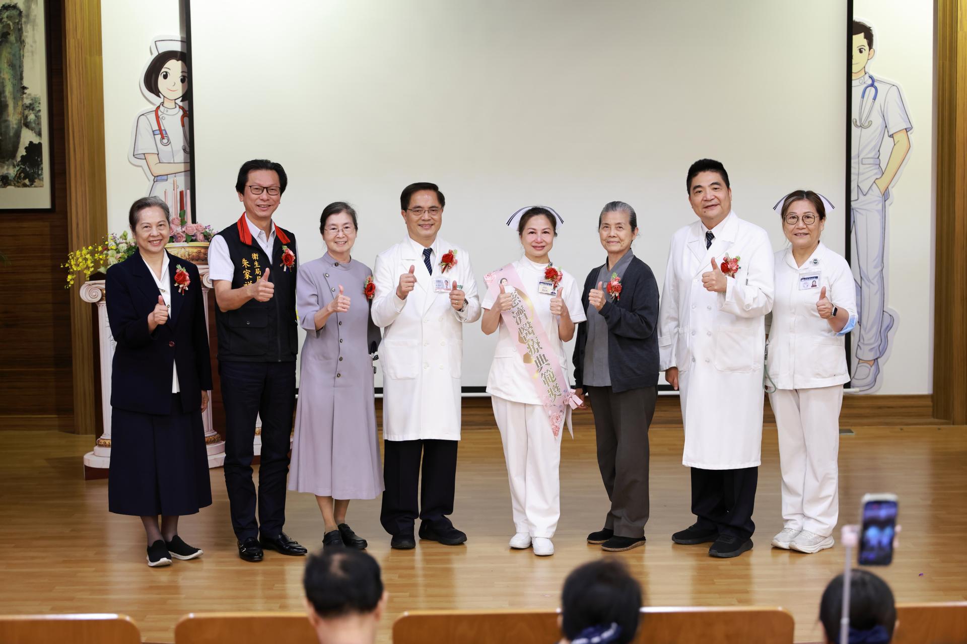 花蓮慈濟醫院於護師節慶祝大會中，表揚護理部主任鍾惠君獲頒2026年慈濟醫學年會護理人員類「慈濟醫療典範獎」。