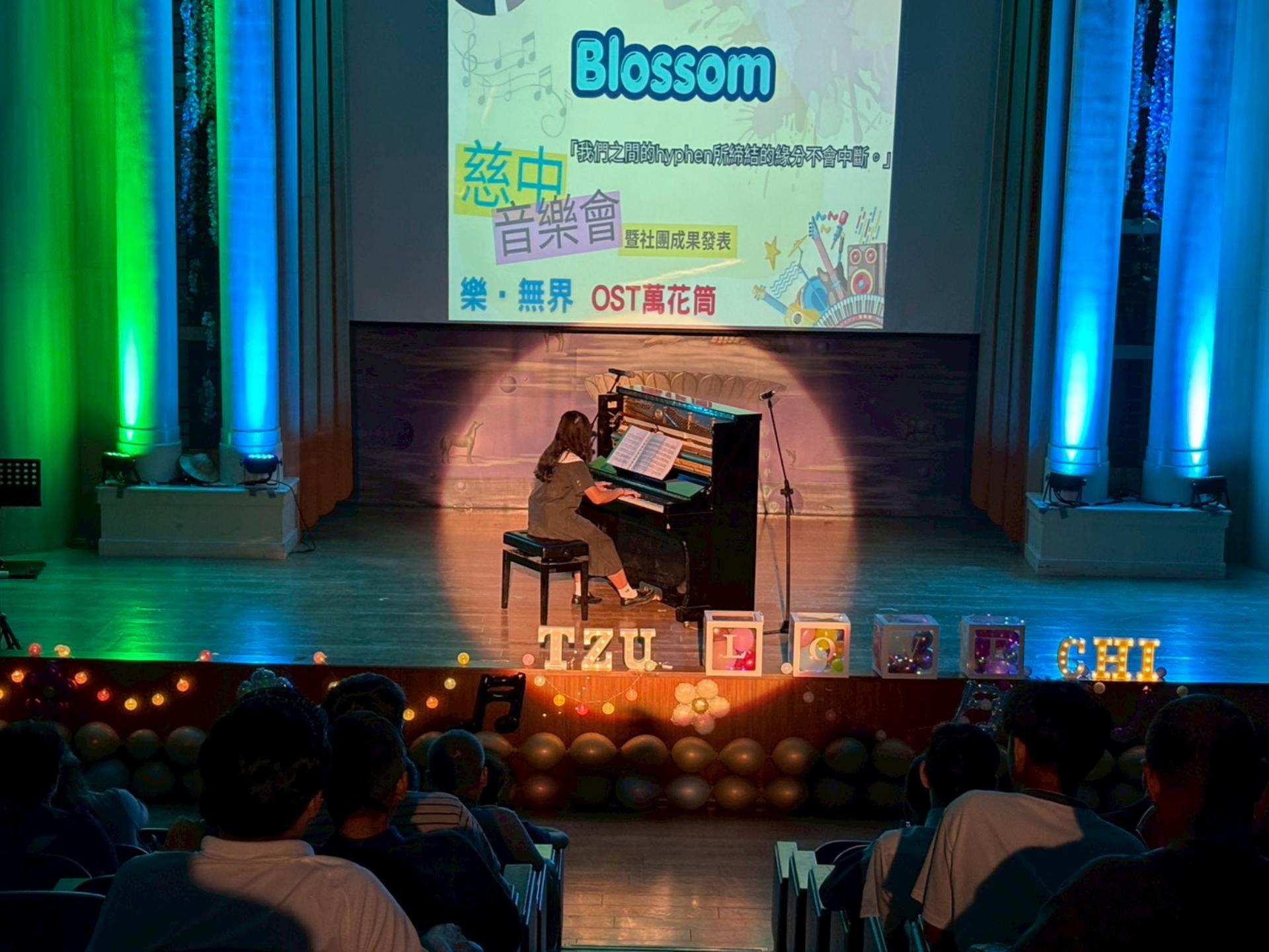 高三學生鋼琴獨奏旋律柔和的〈Blossom〉。