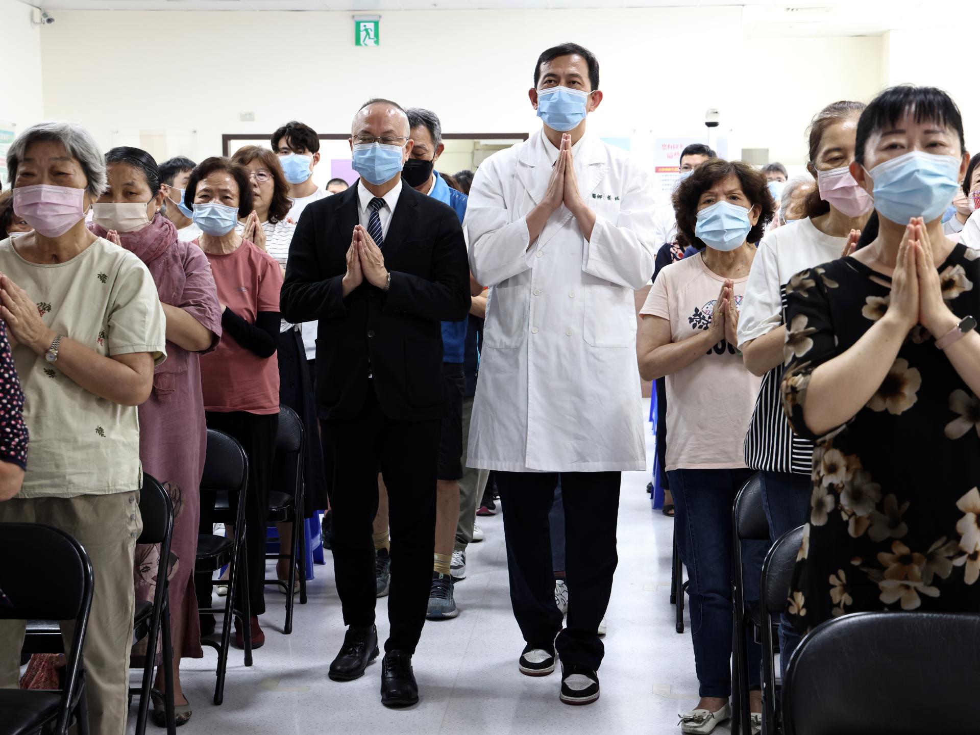 由各區里長及夫人，還有醫療團隊共同擔任獻燈、獻湯、獻花人員