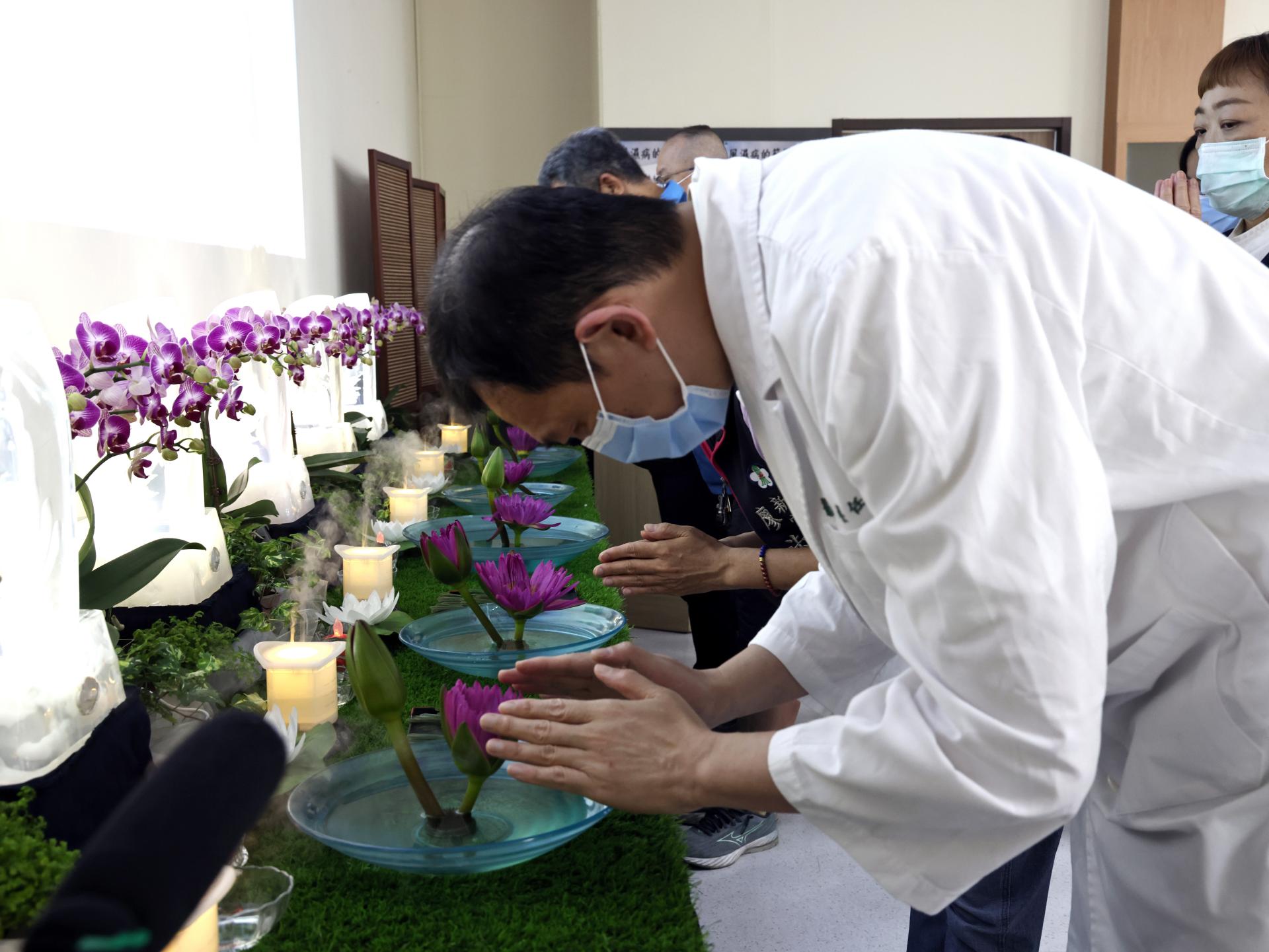 蔡任弼主任帶領大家禮佛足