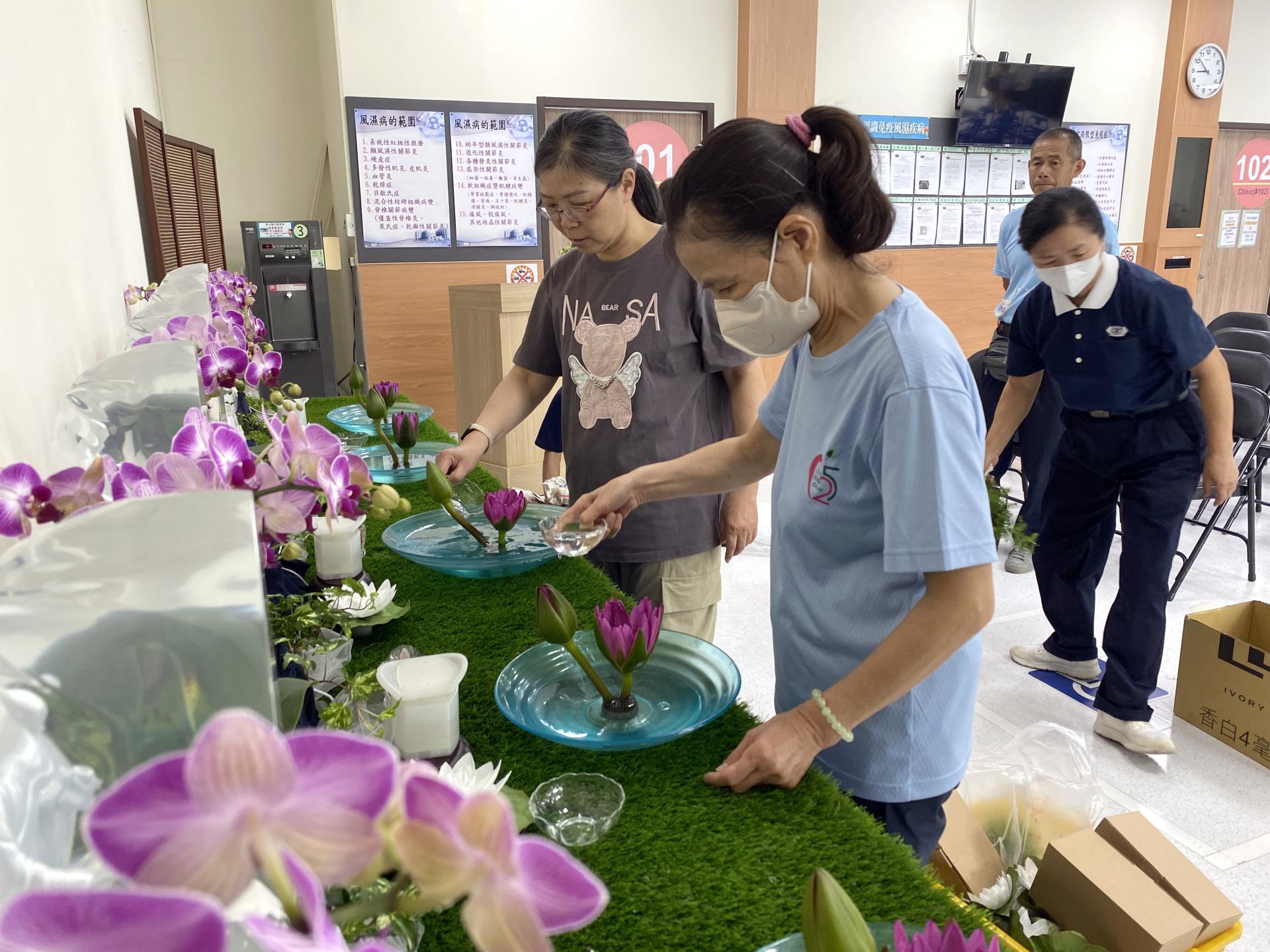 慈濟志工黃立美(左二)協助診所布置，當成本分事