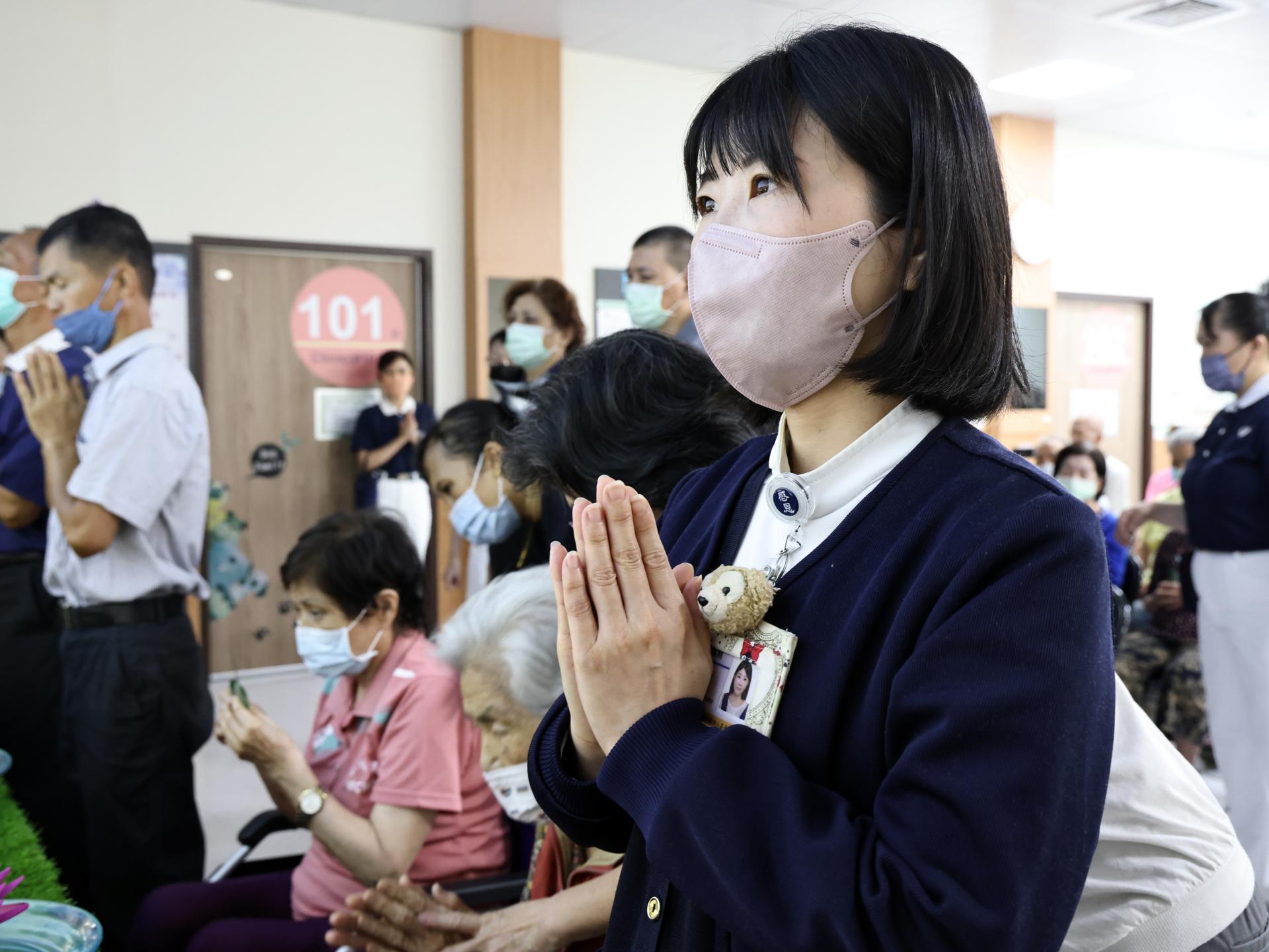 藍純玲護理師浴佛中學習佛陀的慈悲與清淨心