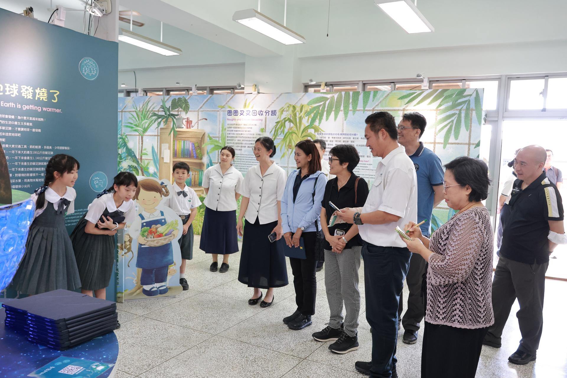 小志工導覽解說「地球發燒了」課程，更呼籲大家多蔬食、少肉食，落實低碳生活。