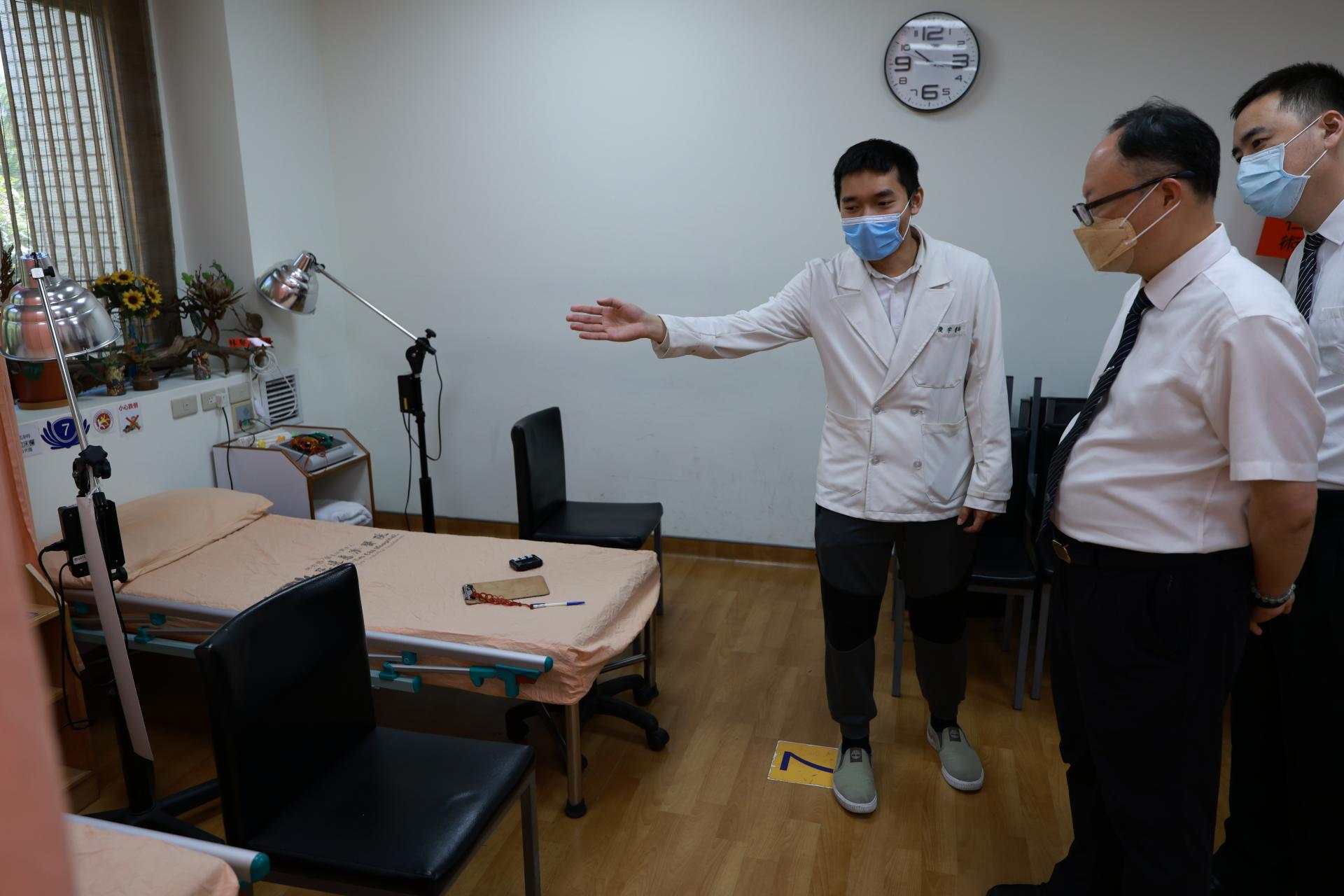 參訪團隊分為三組先後參觀，中醫部門診由中醫師賴俊宇介紹台灣中醫的看診與治療方式。