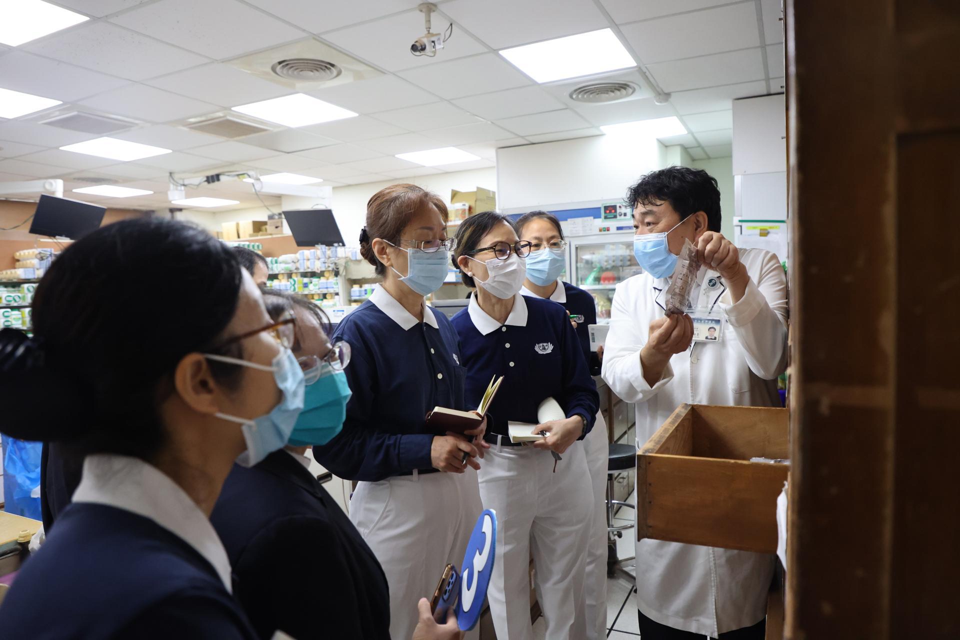 中藥局組長何銘喜藥師介紹各種中藥製程以及傳統中草藥。