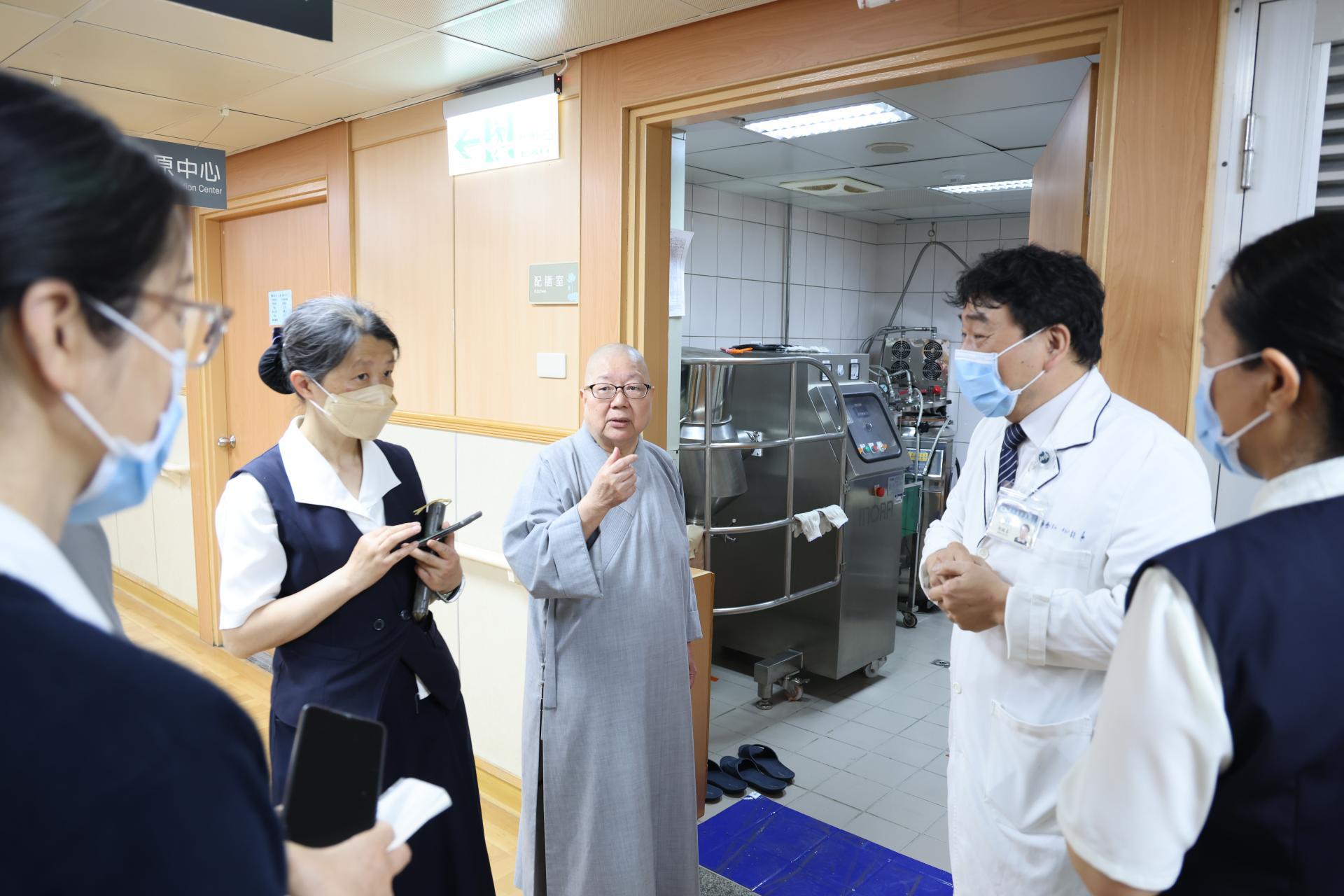 花蓮慈院也提供煎藥服務，自動煎藥機一次可以研製出五十瓶濃縮藥湯，讓即將採購煎藥機的蘇州團隊眼睛一亮。