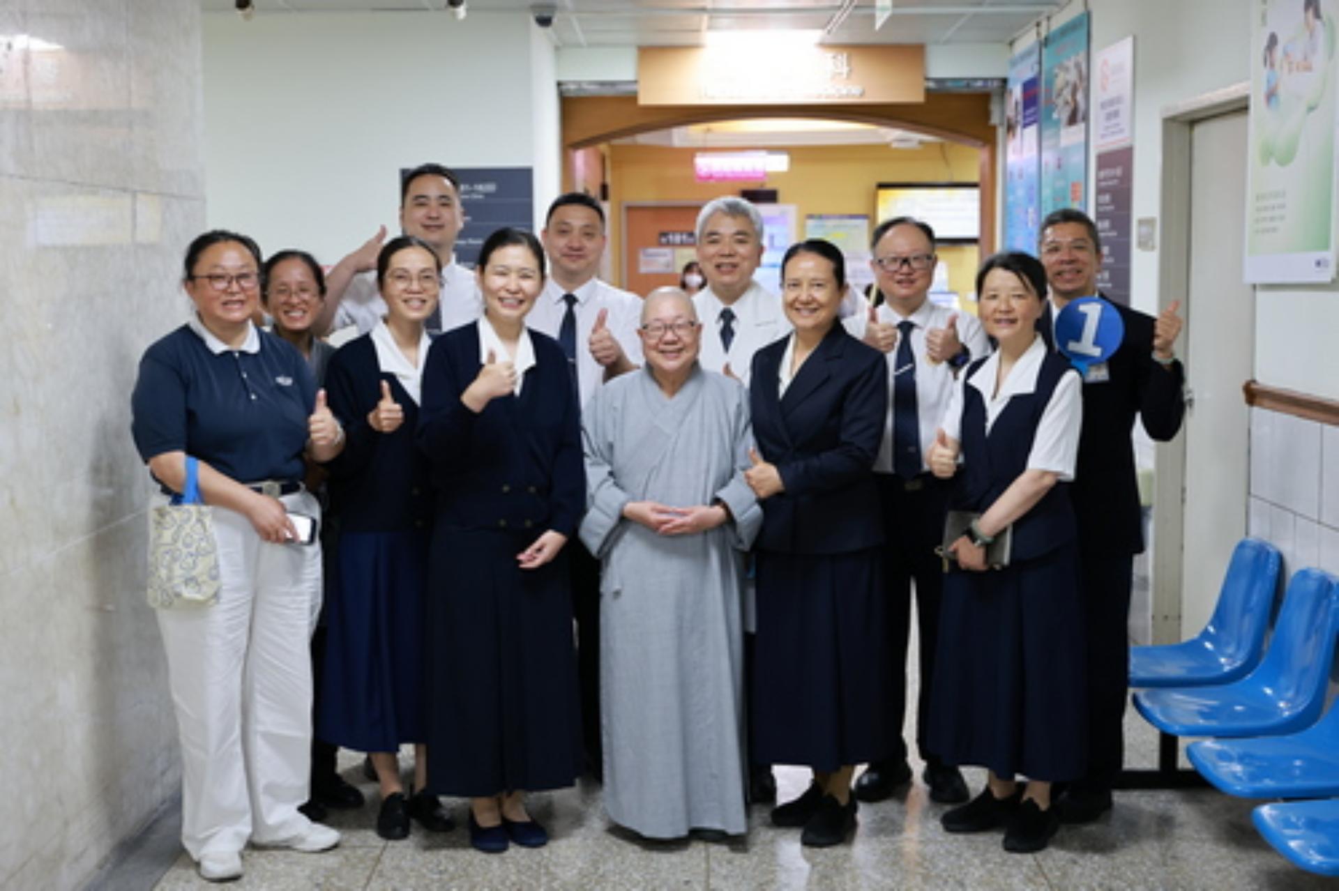 蘇州團隊已聘用「康復師」加入團隊，昆山將成立康復園區，11日特地到復健科取經，希望能借鏡中西醫合療的方式來發展，由復健科梁忠詔主任接待導覽(後排右三)。