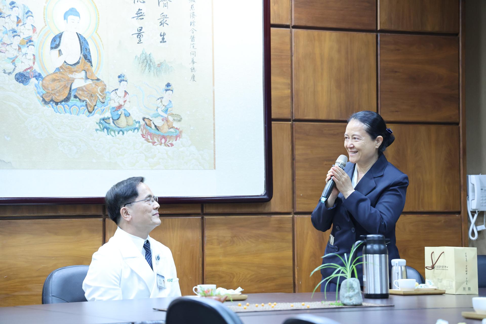 苟林峰理事長(右)分享自己14年前到台灣與醫療結緣投入慈濟的因緣，近年更在大陸聽到花蓮慈濟的神經外科與中西醫合療備受肯定，而以身為慈濟人與有榮焉。